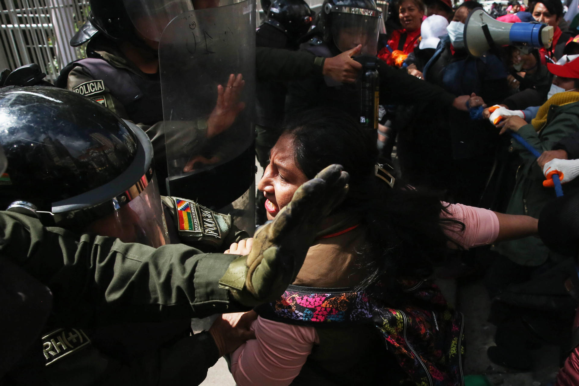 Integrantes de la Policía Boliviana y maestros al enfrentarse este lunes, 21 de abril, durante una manifestación frente al Ministerio de Educación, en La Paz (Bolivia). EFE/Luis Gandarillas
