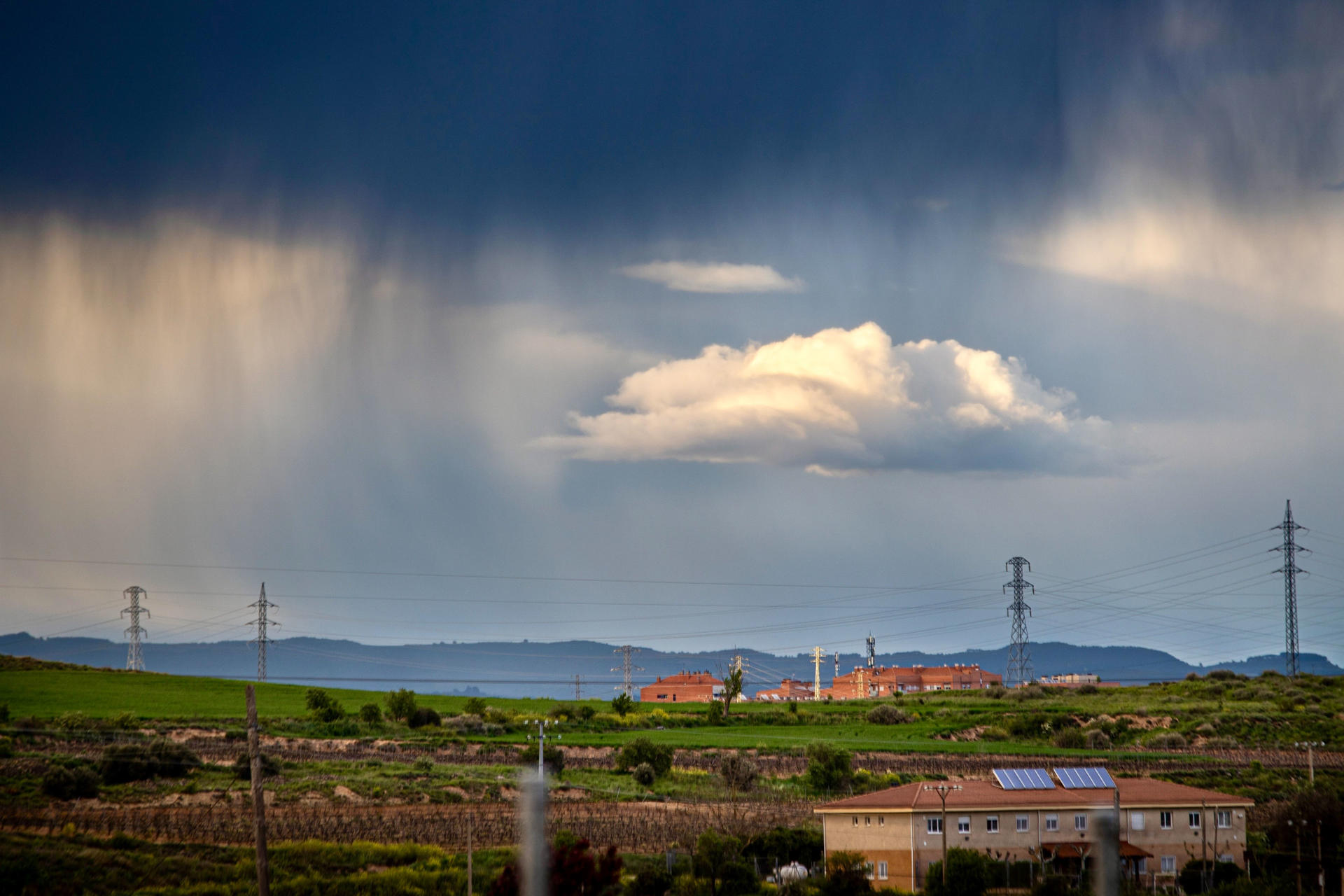 Vista del cielo este miércoles en Logroño. EFE/Raquel Manzanares