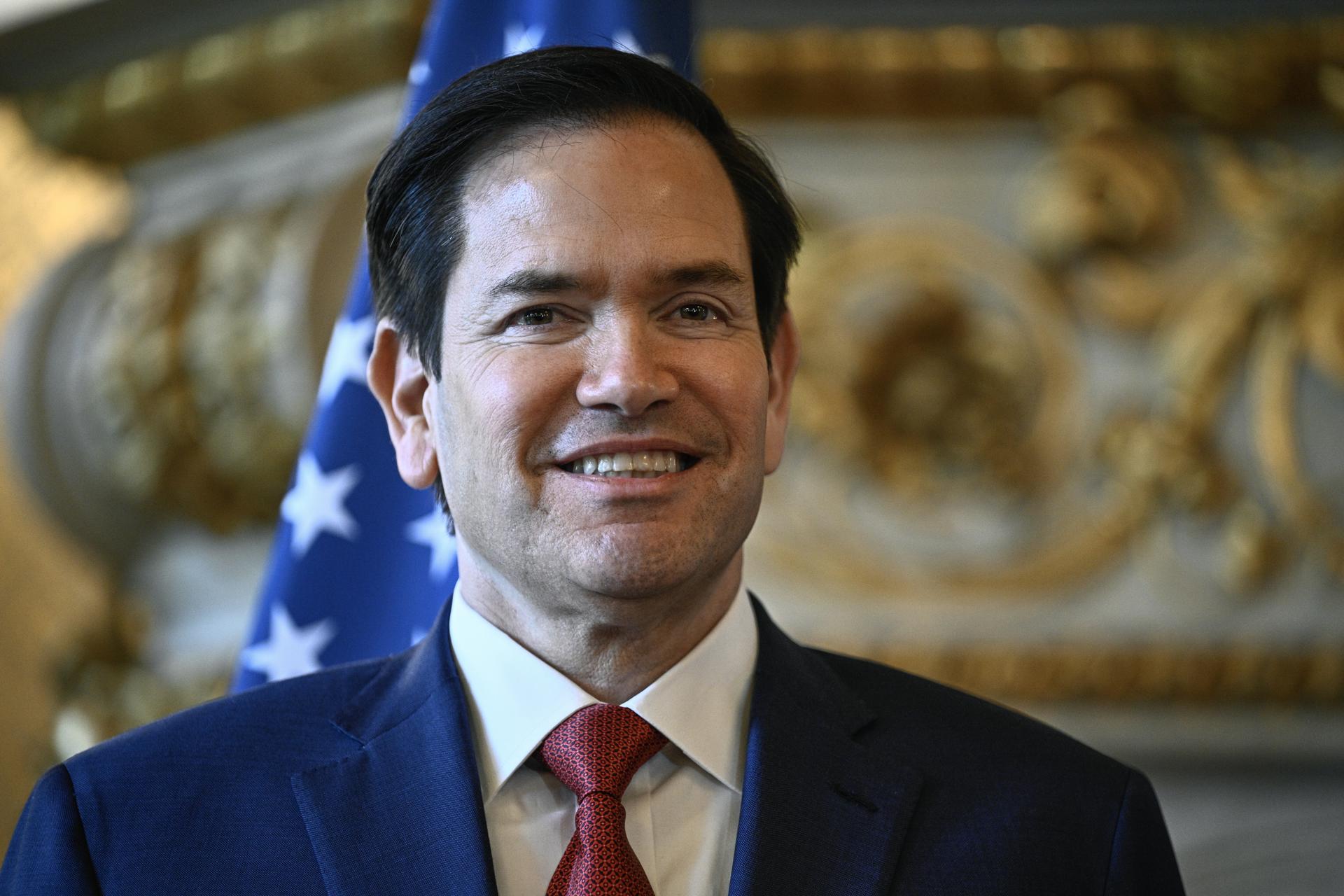 El secretario de Estado de Estados Unidos, Marco Rubio, posa para una foto a su llegada al Quai d'Orsay antes de una reunión bilateral con el ministro francés de Europa y Asuntos Exteriores en París. EFE/EPA/JULIEN DE ROSA / POOL MAXPPP OUT