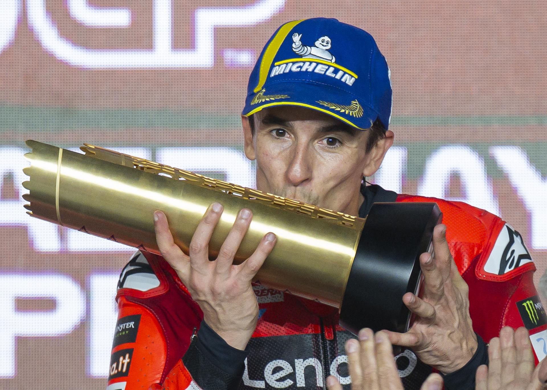 El español Marc Márquez (Ducati Desmosedici GP25), celebra ña victoria en el Gran Premio de Motociclismo de Qatar en el Circuito Internacional de Lusail.. EFE/NOUSHAD THEKKAYIL