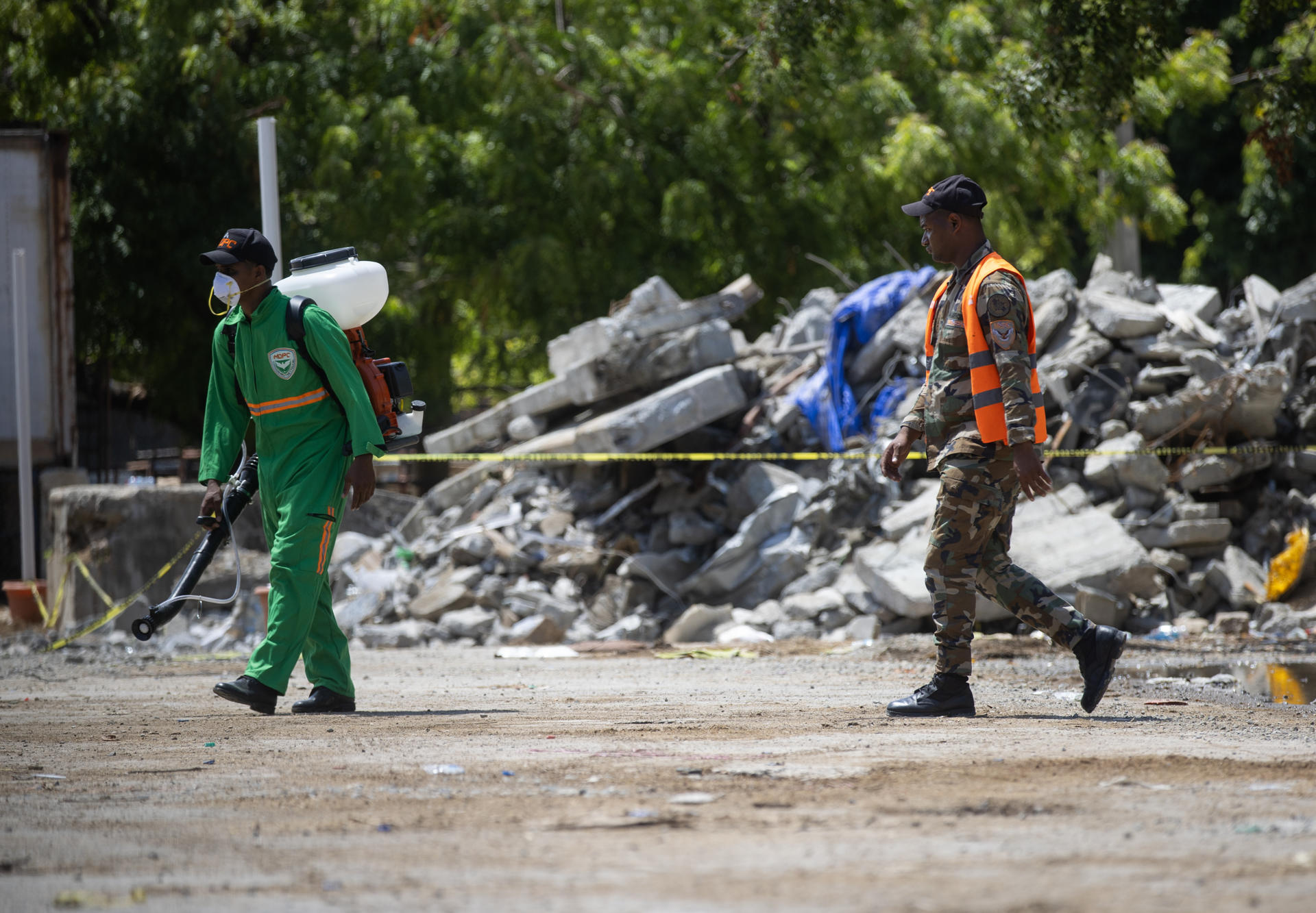 Un militar trabaja en la fumigación de los escombros del colapsado techo de la discoteca Jet Set, este 12 de abril de 2025 en Santo Domingo (República Dominicana). EFE/ Orlando Barría