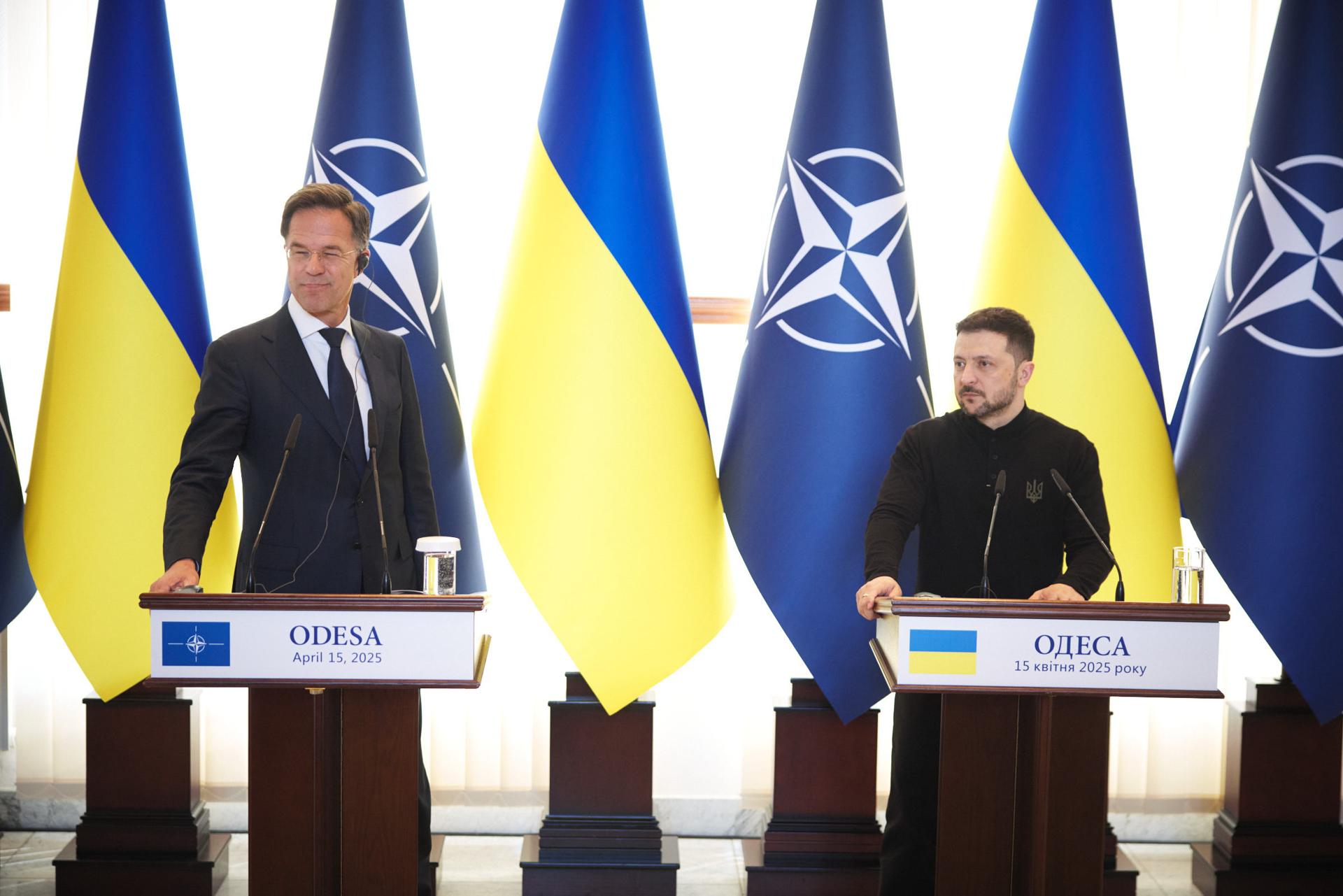 Una foto proporcionada por el Servicio de Prensa del Palacio Presidencial de Ucrania muestra al Secretario General de la OTAN, Mark Rutte (izq.), y al Presidente de Ucrania, Volodymyr Zelensky (der.), durante una conferencia de prensa conjunta en Odesa, Ucrania, el 15 de abril de 2025. Rutte y Zelenskyy habían visitado un hospital donde soldados ucranianos se están recuperando de sus heridas. (Ucrania) EFE/EPA/SERVICIO DE PRENSA PRESIDENCIAL DE UCRANIA / MATERIAL DE MANO USO EDITORIAL SOLAMENTE/SIN VENTAS