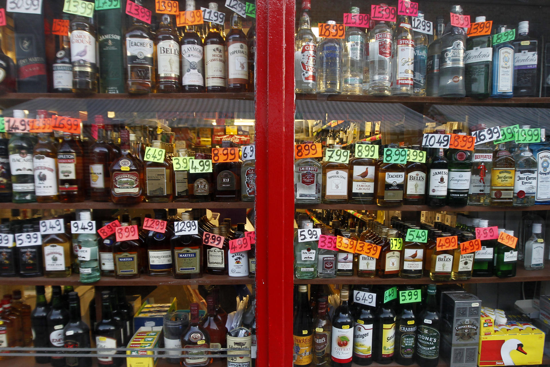 En la imagen de archivo, botellas de alcohol expuestas en el escaparate de una tienda licores en Londres. EFE