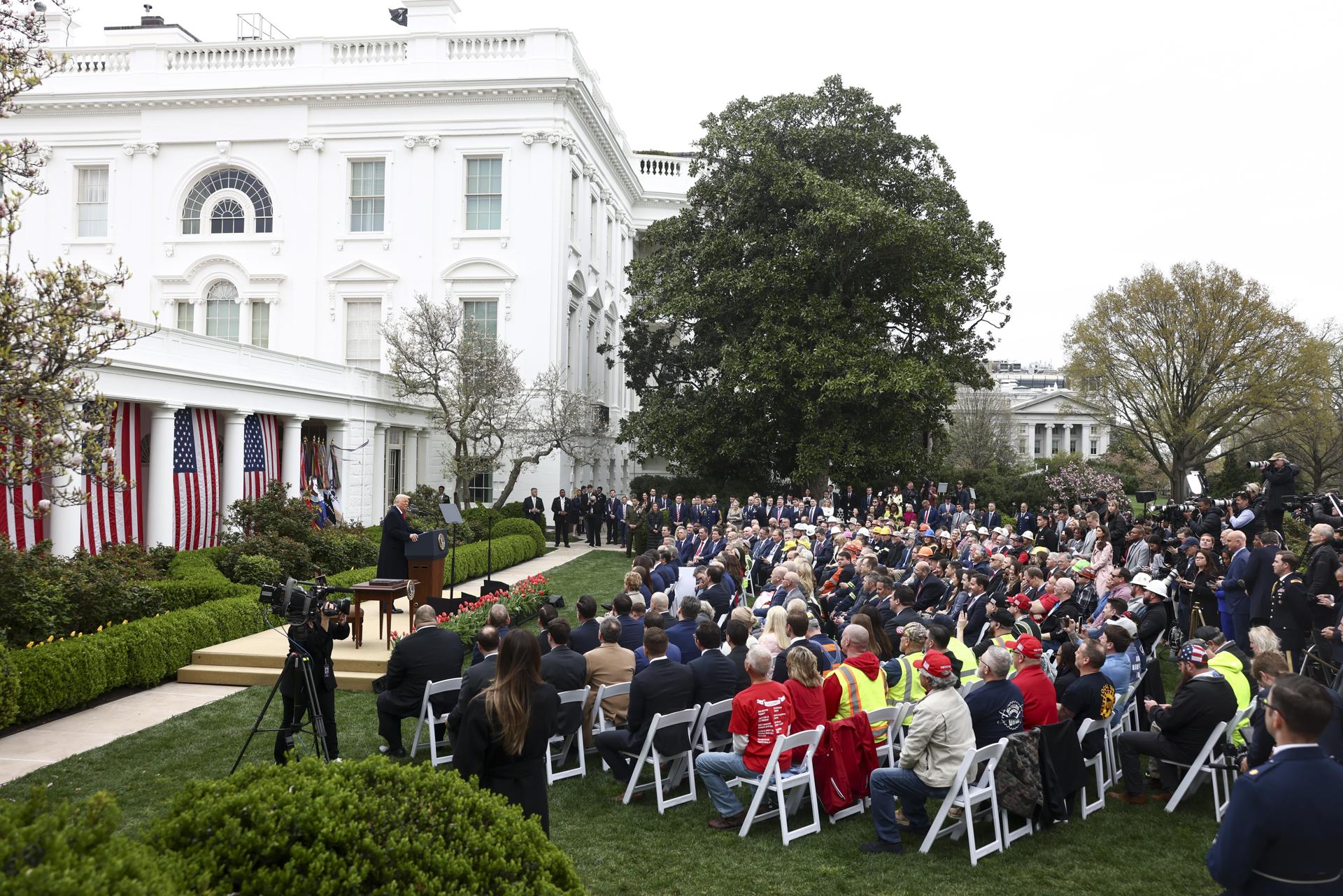 El presidente de EE.UU., Donald Trump, anuncia aranceles recíprocos contra los socios comerciales de EE.UU. en el Jardín de Rosas de la Casa Blanca en Washington, D.C. EFE/JIM LO SCALZO