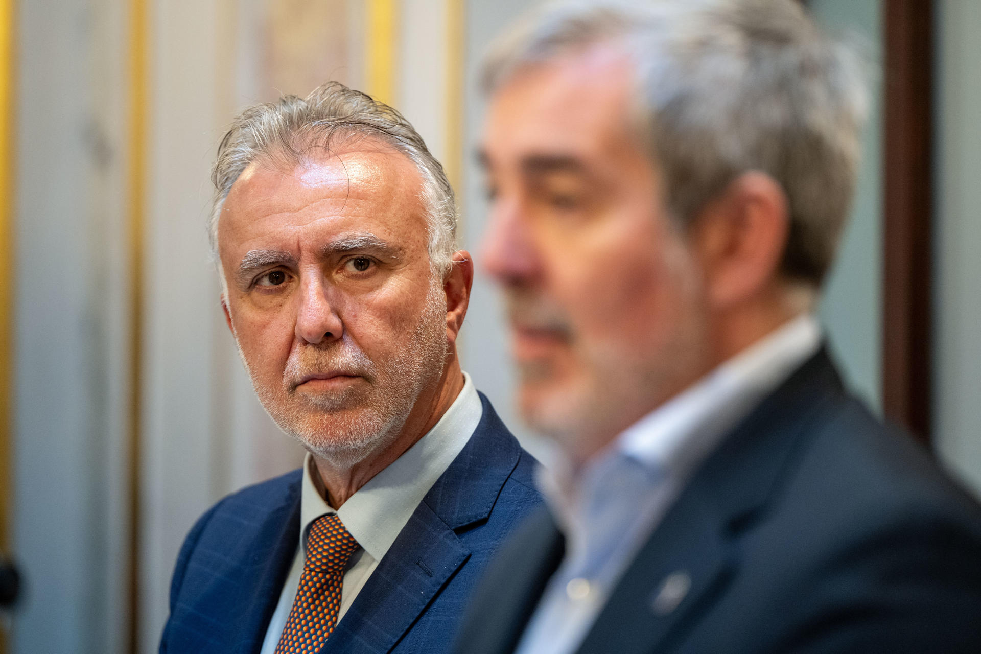 El ministro de Política Territorial y Memoria Democrática, Ángel Víctor Torres (i), y el presidente de Canarias, Fernando Clavijo, en junio de 2024. EFE/ Fernando Villar