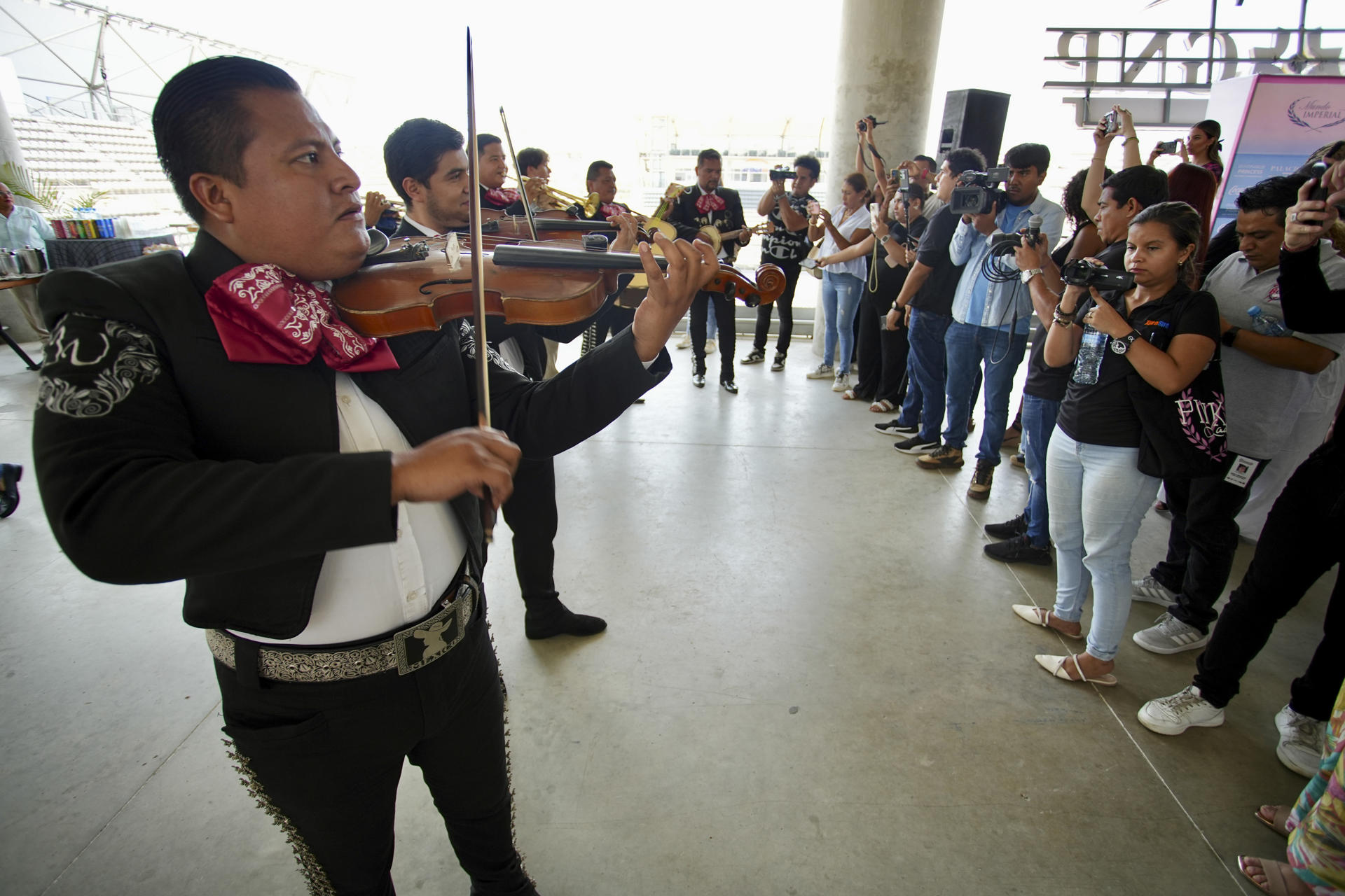 Un grupo de Mariachis interpreta una canción durante una rueda de prensa este viernes, en Acapulco (México). EFE/David Guzmán