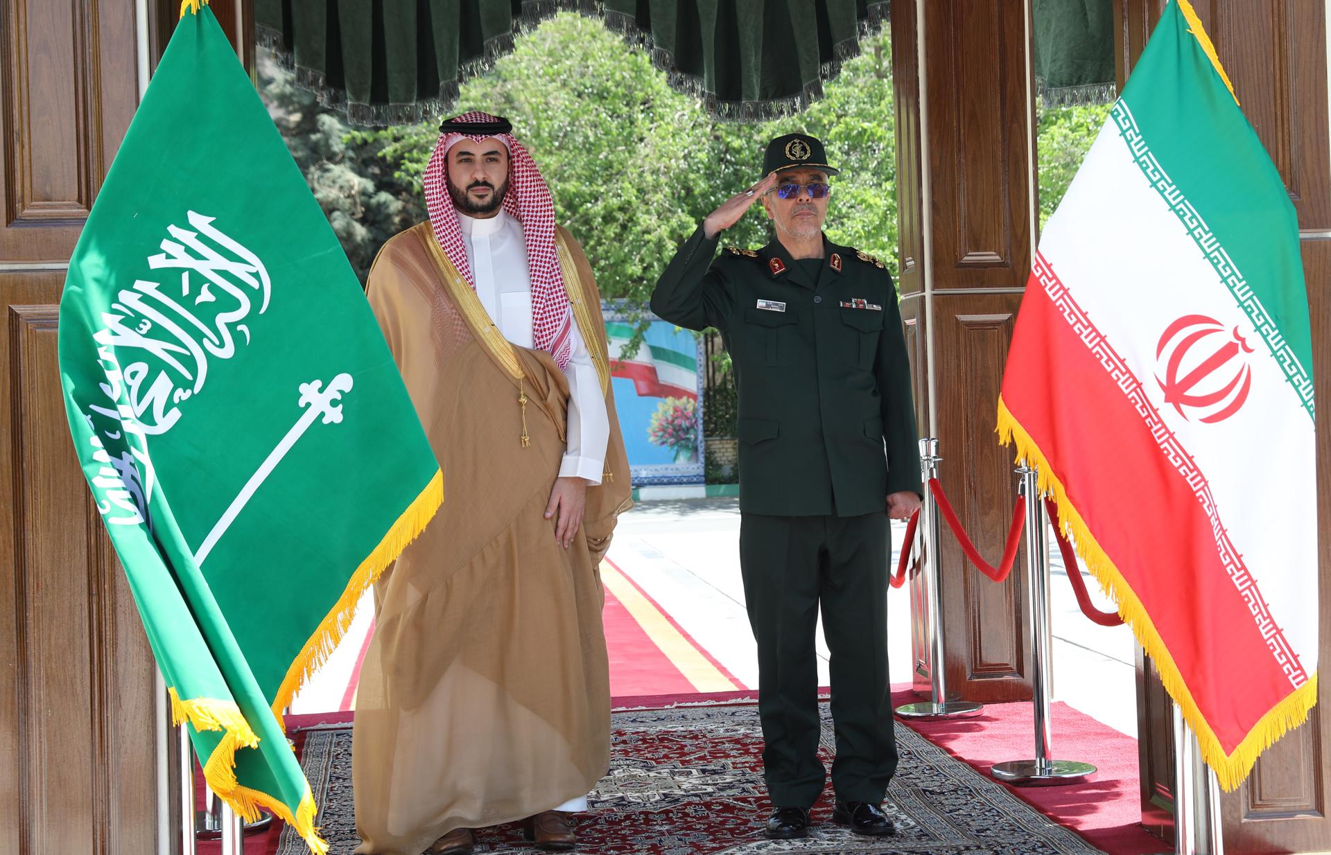 Fotografía facilitada por la oficina de las Fuerzas Armadas de Irán muestra al Jefe del Estado Mayor, el general Mohamad Hosein Baqerí (D), y al ministro de Defensa de Arabia Saudí, Jalid bin Salmán bin Abdulaziz, durante una ceremonia de bienvenida en Teherán, el 17 de abril de 2025. EFE/EPA/OFICINA DE LAS FUERZAS ARMADAS IRANÍES / DOCUMENTO DE DIVULGACIÓN USO EDITORIAL SOLAMENTE / NO VENTAS