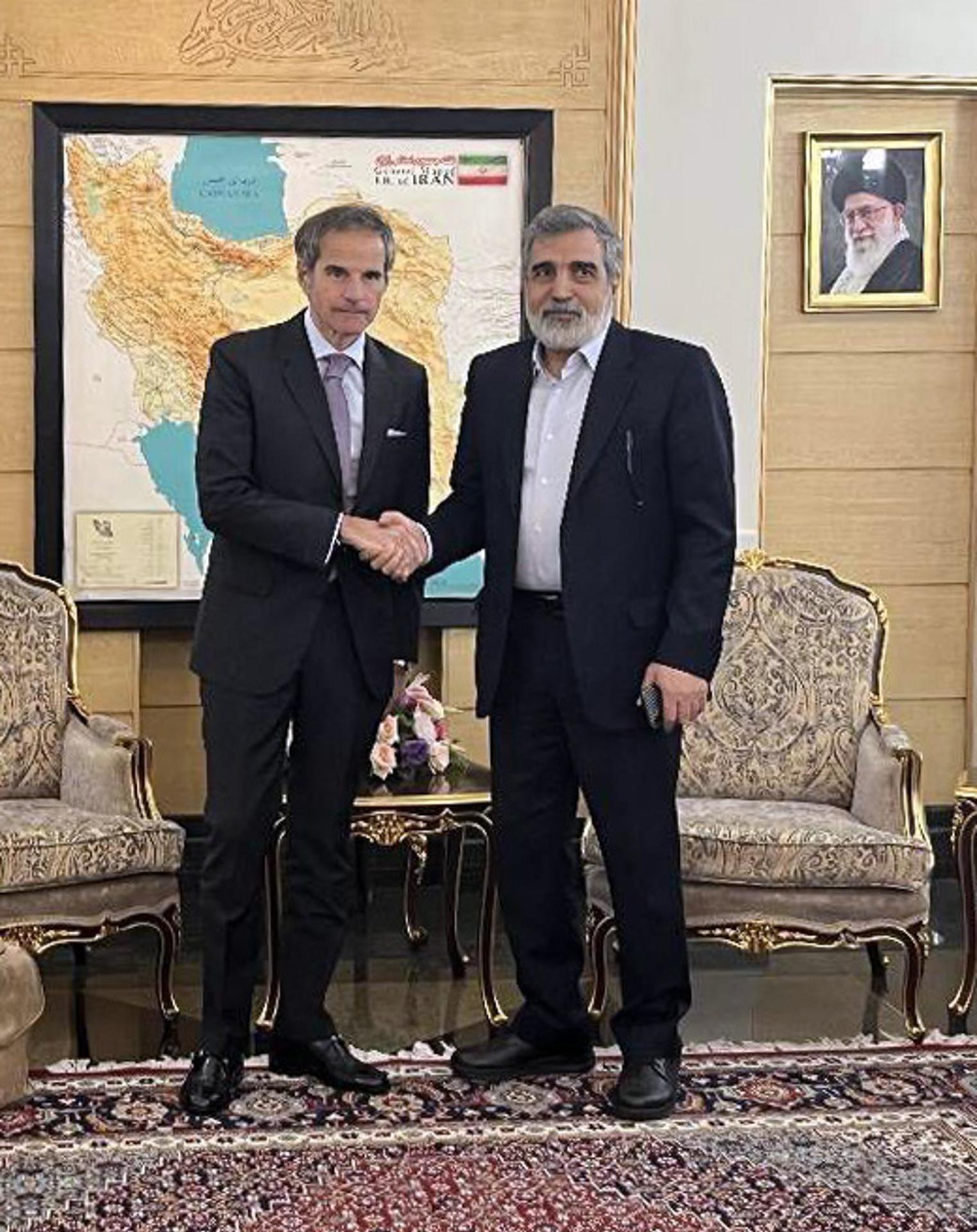 - Una foto proporcionada por la oficina de la Organización Atomic de Irán (AEOI) muestra al Director General de la Agencia Internacional de Energía Atómica (AIEA), Rafael Grossi (I), y al portavoz de la Organización de Energía Atómica de Irán (AEOI), Behrouz Kamalvandi (D), estrechándose la mano a la llegada de Grossi a Teherán, Irán, el 16 de abril de 2025. Grossi está en Teherán para reunirse con funcionarios iraníes tras las conversaciones nucleares entre Irán y Estados Unidos. (Teherán) EFE/EPA/ORGANIZACIÓN ATÓMICA DE IRÁN / FOTO DE PRENSA USO EDITORIAL SOLAMENTE/NO VENTAS