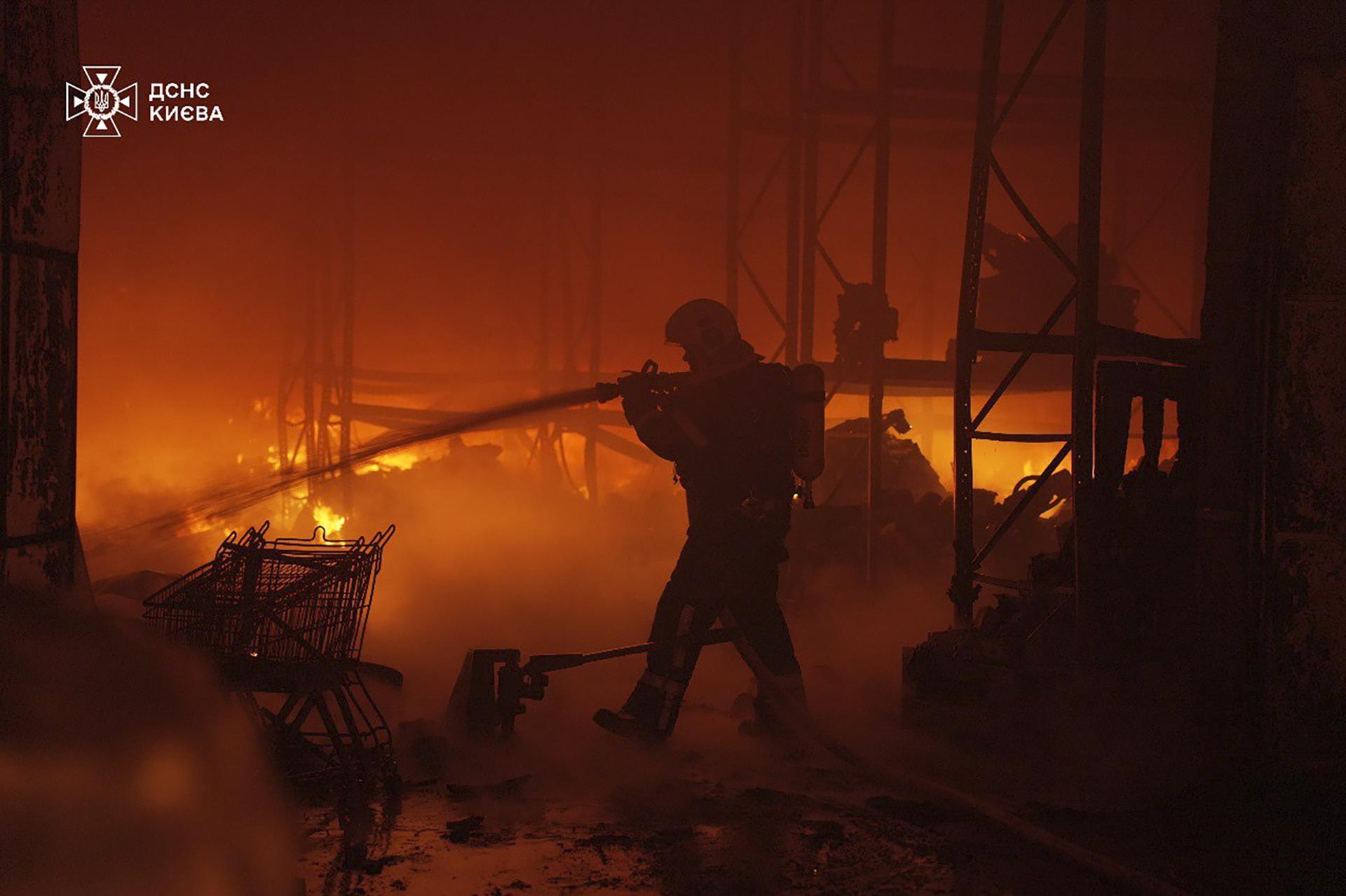 Equipos de rescate tratan de sofocar un incendio tras un ataque ruso con drones en un almacen en Kiev, el 12 de abril de 2025. EFE/EPA/SERVICIO DE EMERGENCIA DEL ESTADO DE UCRANIA MANUAL USO EDITORIAL SOLAMENTE/SIN VENTAS