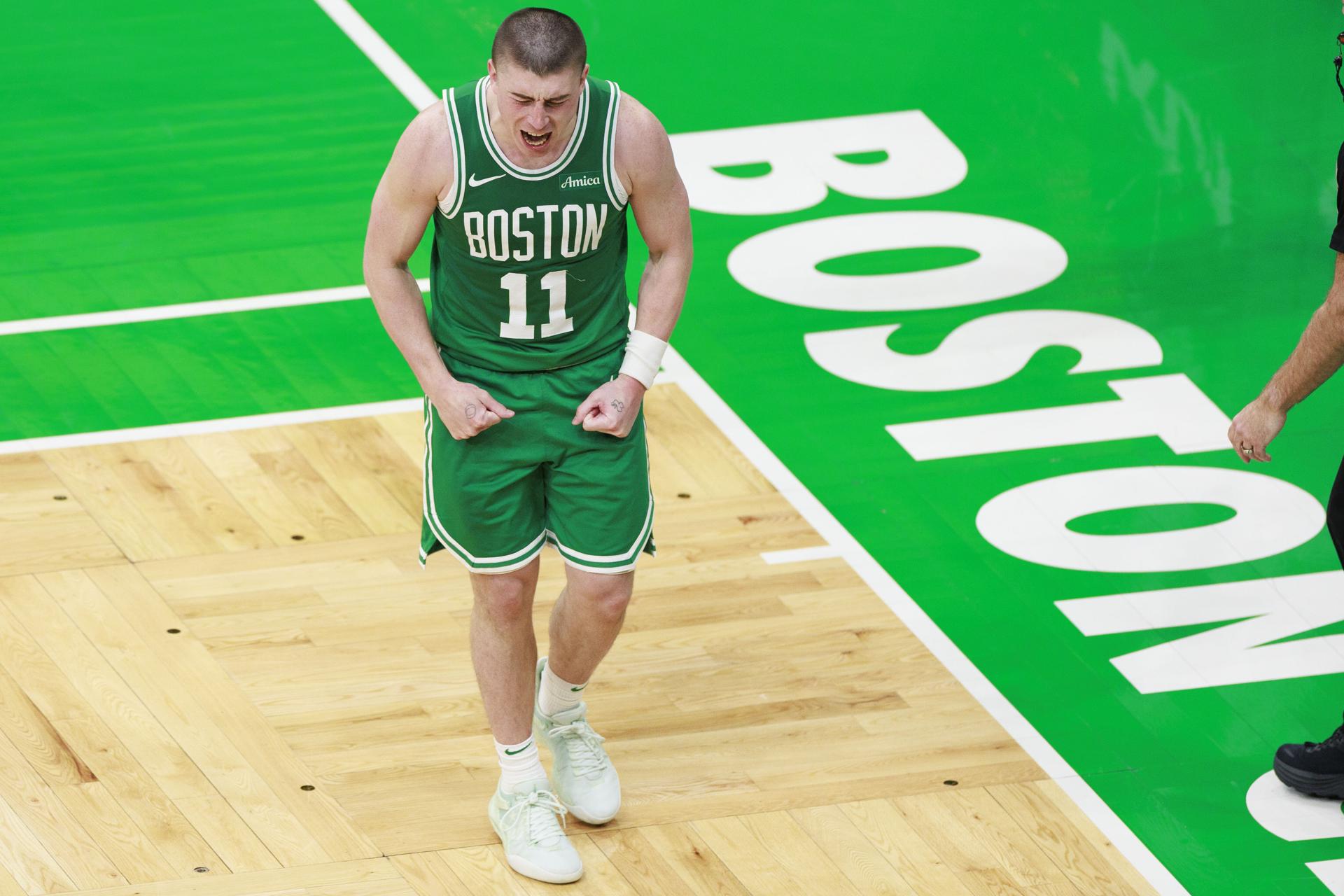 El base de los Boston Celtics Payton Pritchard celebra una canasta ante Orlando Magic, el pasado 23 de abril, durante el segundo partido de la serie que enfrenta a ambos conjuntos en los playoffs de la Conferencia Este. EFE/EPA/CJ GUNTHER SHUTTERSTOCK PROHIBIDO