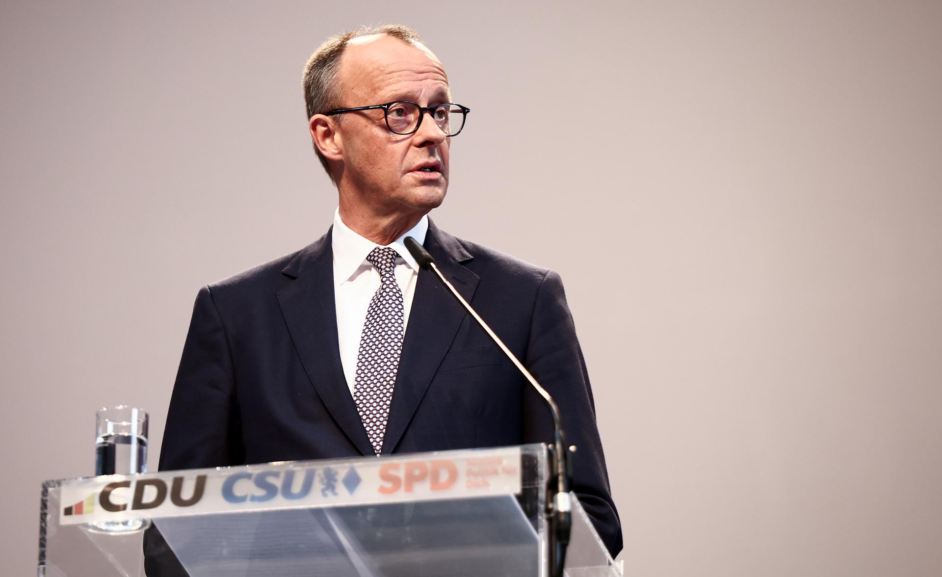 El presidente del partido y la facción de la Unión Demócrata Cristiana (CDU), Friedrich Merz, asiste a una conferencia de prensa para presentar el acuerdo de coalición conjunta en el Bundestag alemán, en Berlín, Alemania, 09 de abril de 2025. La Unión Demócrata Cristiana (CDU), la Unión Social Cristiana (CSU) y el Partido Socialdemócrata (SPD) han concluido con éxito las negociaciones de coalición. Alemania EFE/EPA/CHRISTOPH SOEDER