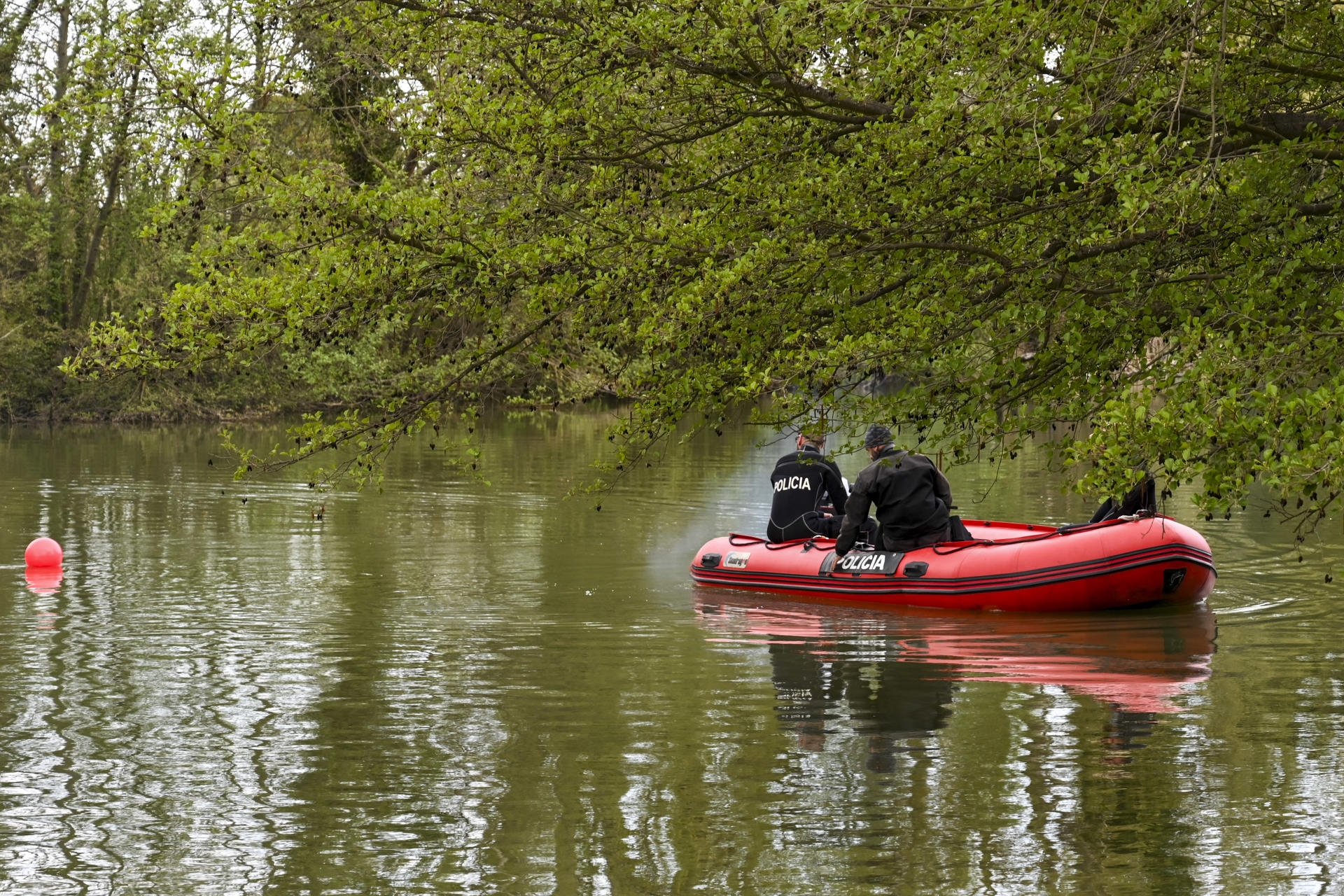 Un equipo subacuático del Grupo Especial de Operaciones (GEO) de la Policía Nacional ha retomado este viernes la búsqueda del joven de 16 años desaparecido este jueves por la tarde en el rio Carrión, en Palencia, mientras se bañaba junto a un grupo de amigos. EFE/ Almudena Álvarez