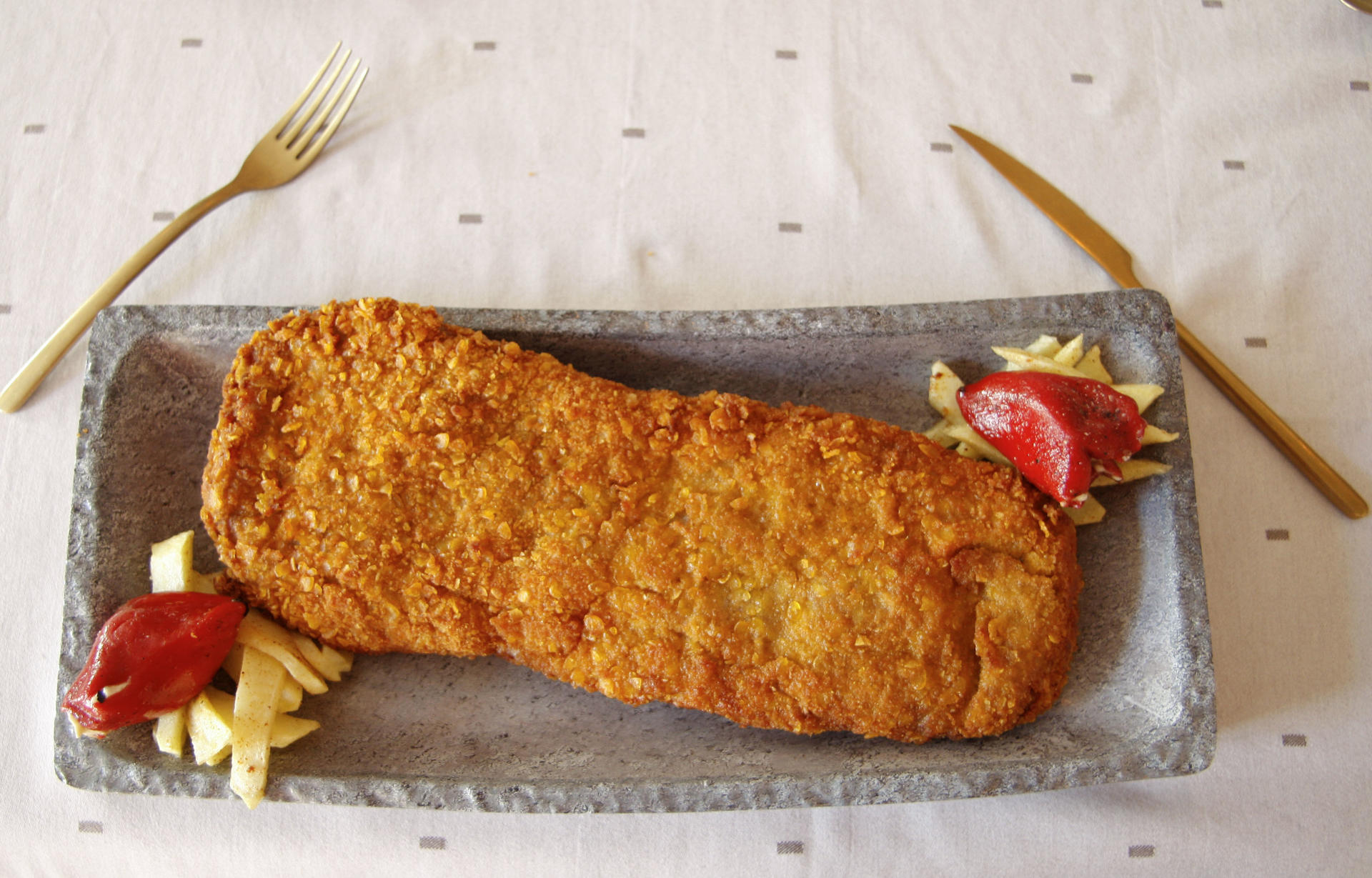 Un cachopo muy asturiano, elaborado con ternera de la tierra, jamón de Tineo, queso de Los Oscos, crema de queso de Vidiago, nueces y crujientes de maíz y trigo, se ha posicionado, con sus 750 gramos de peso, en lo alto de la gastronomía nacional al ser galardonado como el mejor de España en el pasado Salón de Gourmets de Madrid. En la imagen, cachopo de Casa Repinaldo. EFE/Juan González