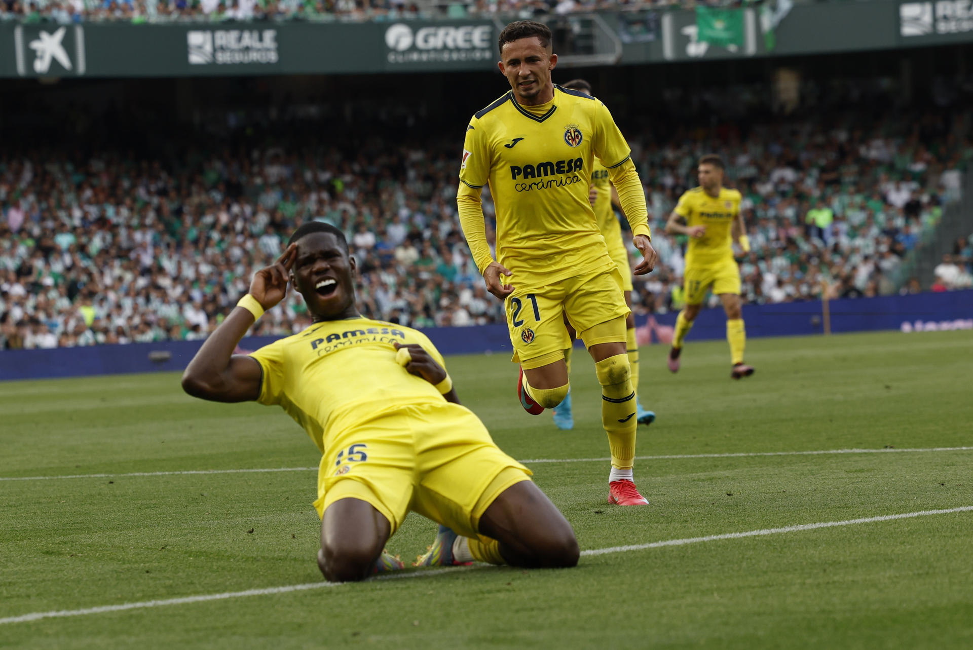 El delantero francés del Villarreal Thierno Barry celebra tras anotar el gol del empate este domingo, durante el partido de la jornada 31 de LaLiga EA Sports, entre el Real Betis Balompié y el Villarreal CF, en el estadio Benito Villamarín de Sevilla. EFE/ Julio Muñoz