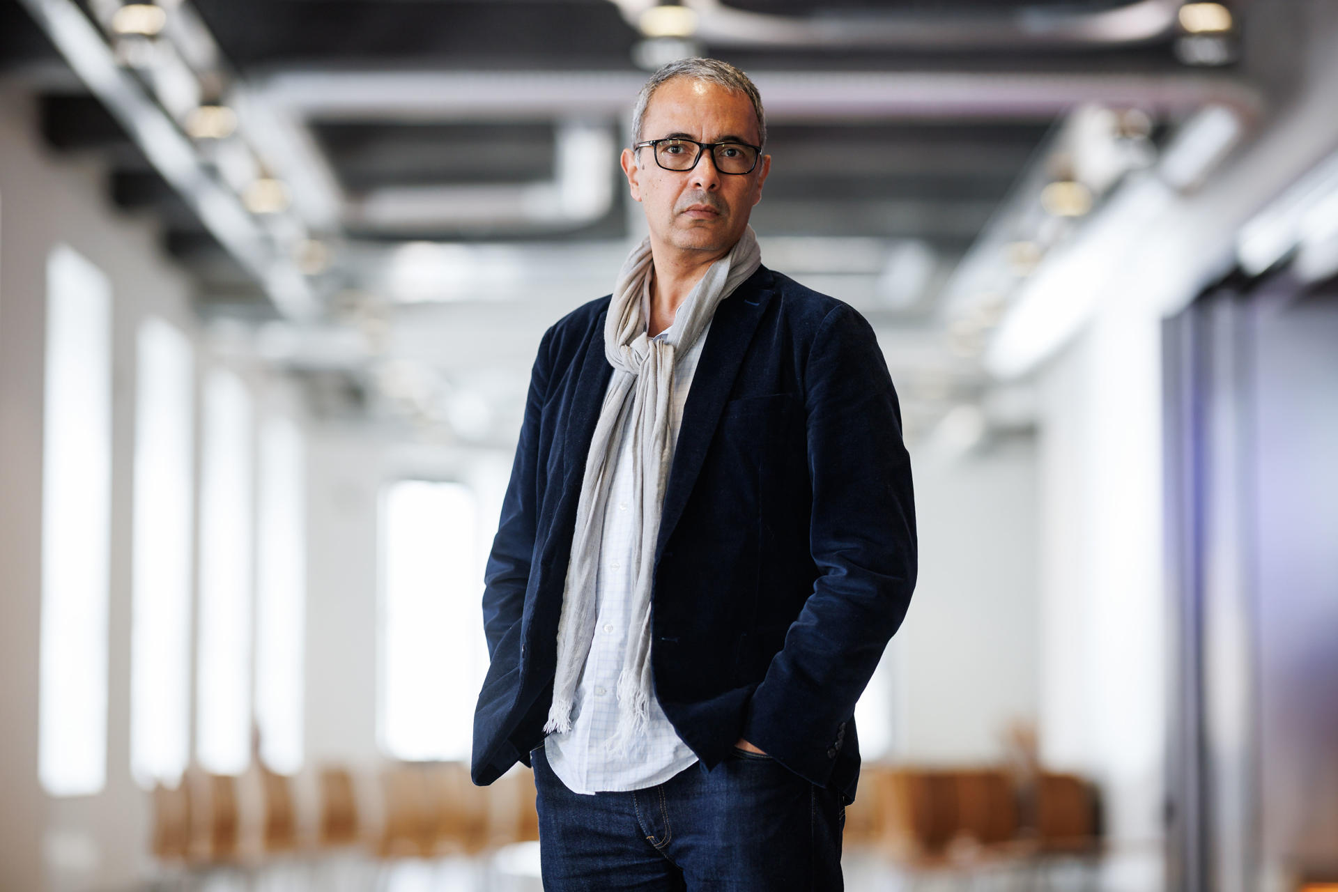 Imagen de archivo del escritor argelino Kamel Daoud, ganador del Premio Goncourt 2024, el más prestigioso de las letras francesas, durante una entrevista con EFE para hablar de 'Huríes', una novela que busca romper el silencio impuesto sobre la guerra civil de los años 90 del siglo pasado, que causó más de 200.000 muertos. EFE/ Rodrigo Jiménez