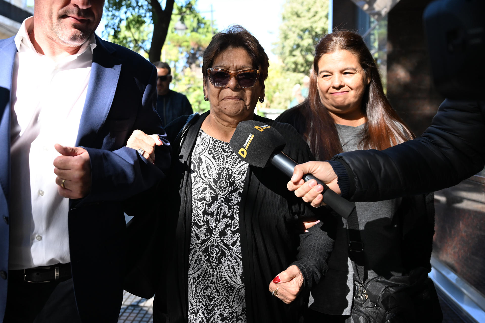 Ana Maradona (c) y Claudia Maradona (d) hermanas de Diego Armando Maradona, llegan al Tribunal de San Isidro para declarar en el juicio que investiga la muerte del ídolo del fútbol, este jueves en Buenos Aires (Argentina). EFE/ STR