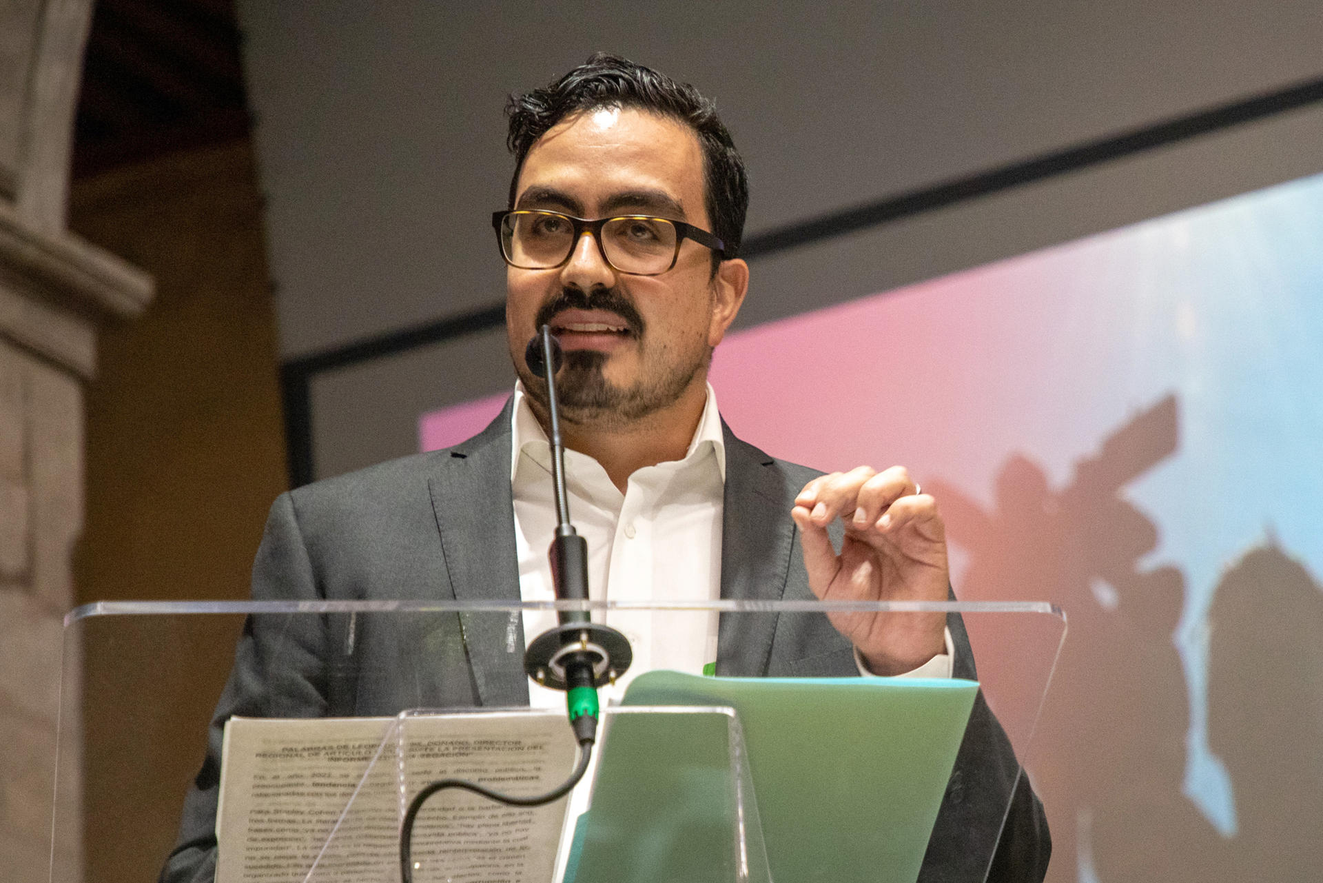 Fotografía de archivo del 4 de abril de 2023 del director regional de la Oficina para México y Centroamérica de Artículo 19, Leopoldo Maldonado, durante la presentación del informe anual de la ONG, en Ciudad de México (México). EFE/ Isaac Esquivel