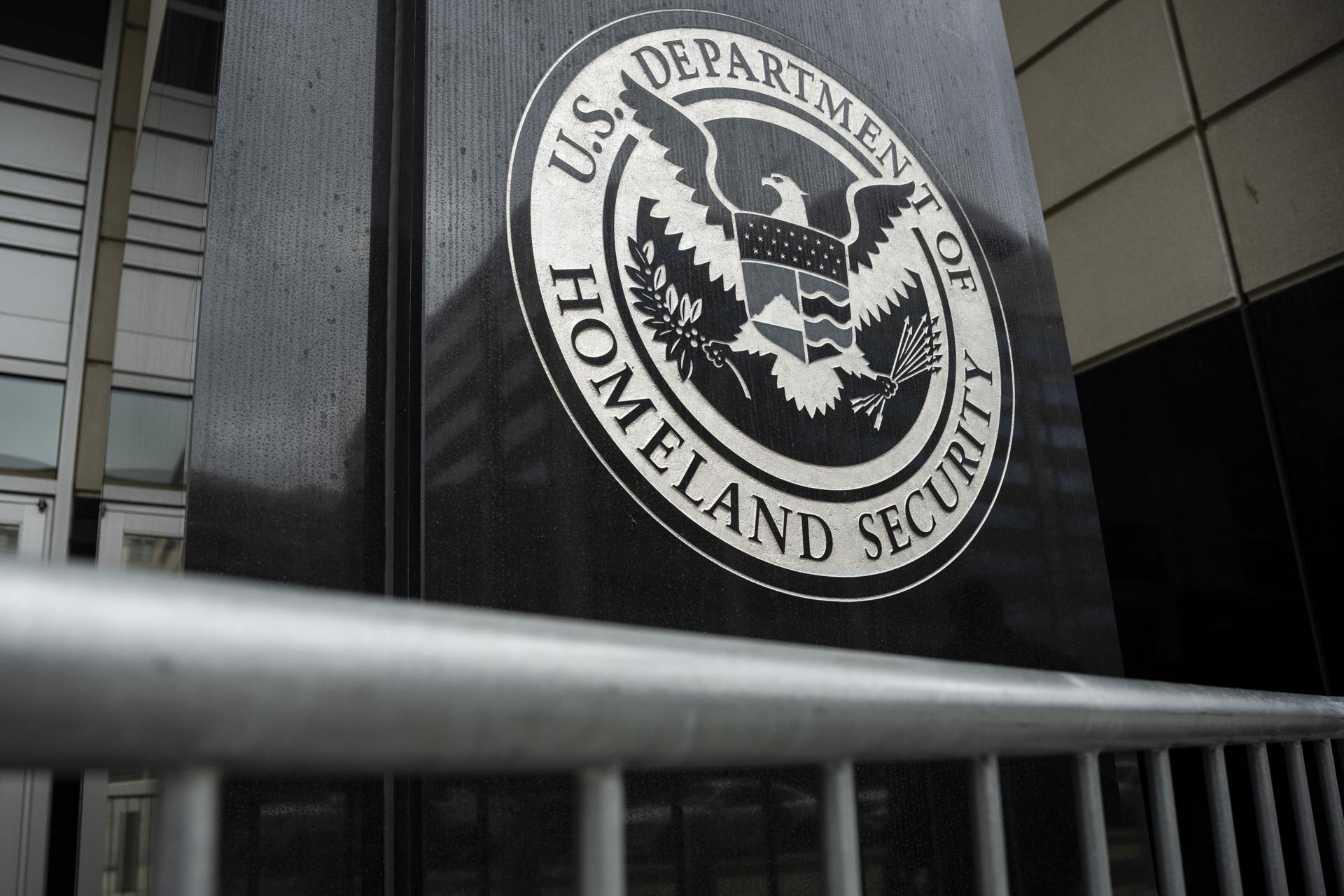 Fotografía de archivo del logo del Departamento de Seguridad Nacional en la sede del Servicio de Inmigración y Control de Aduanas (ICE) en Washington (EE.UU.). EFE/EPA/GRAEME SLOAN