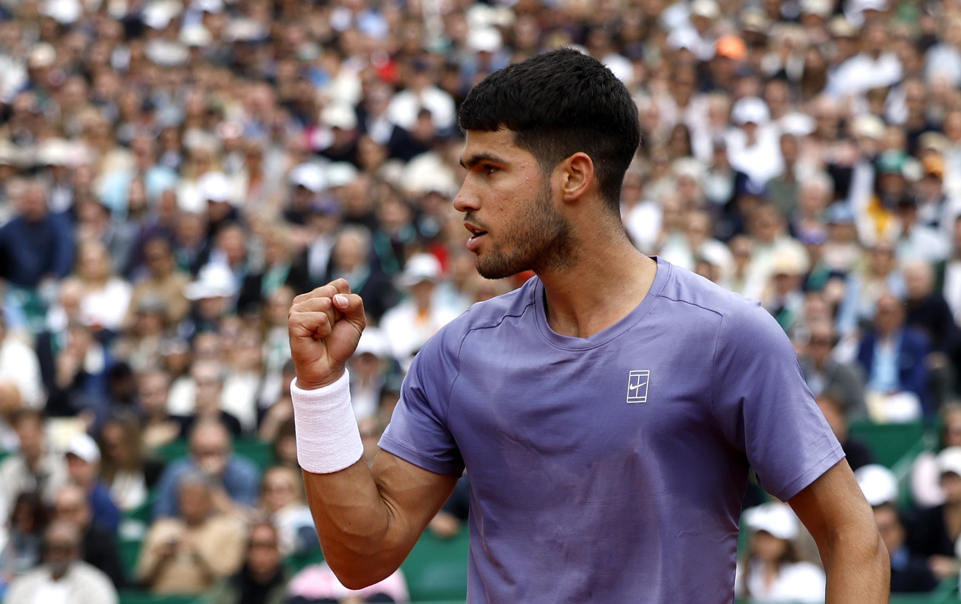 El tenista español Carlos Alcaraz durante la semifinal del torneo de Monte Carlo, disputada contra el también español Alejandro Davidovich Fokina. EFE/EPA/SEBASTIEN NOGIER