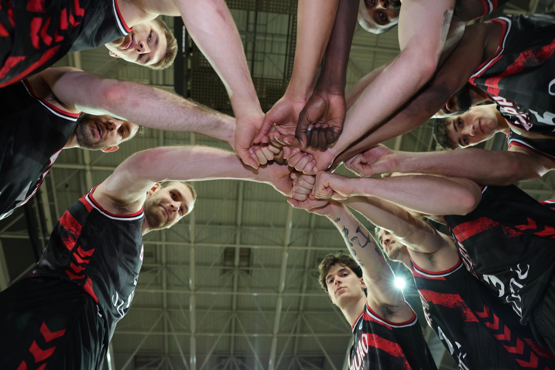 Los jugadores del Surne Bilbao Basket, este lunes, a tienden a los medios de comunicación en el BilbaArena, sede del partido el próximo miércoles contra PAOK Salónica, partido de ida de la final de la Copa Europa FIBA. EFE/Luis Tejido