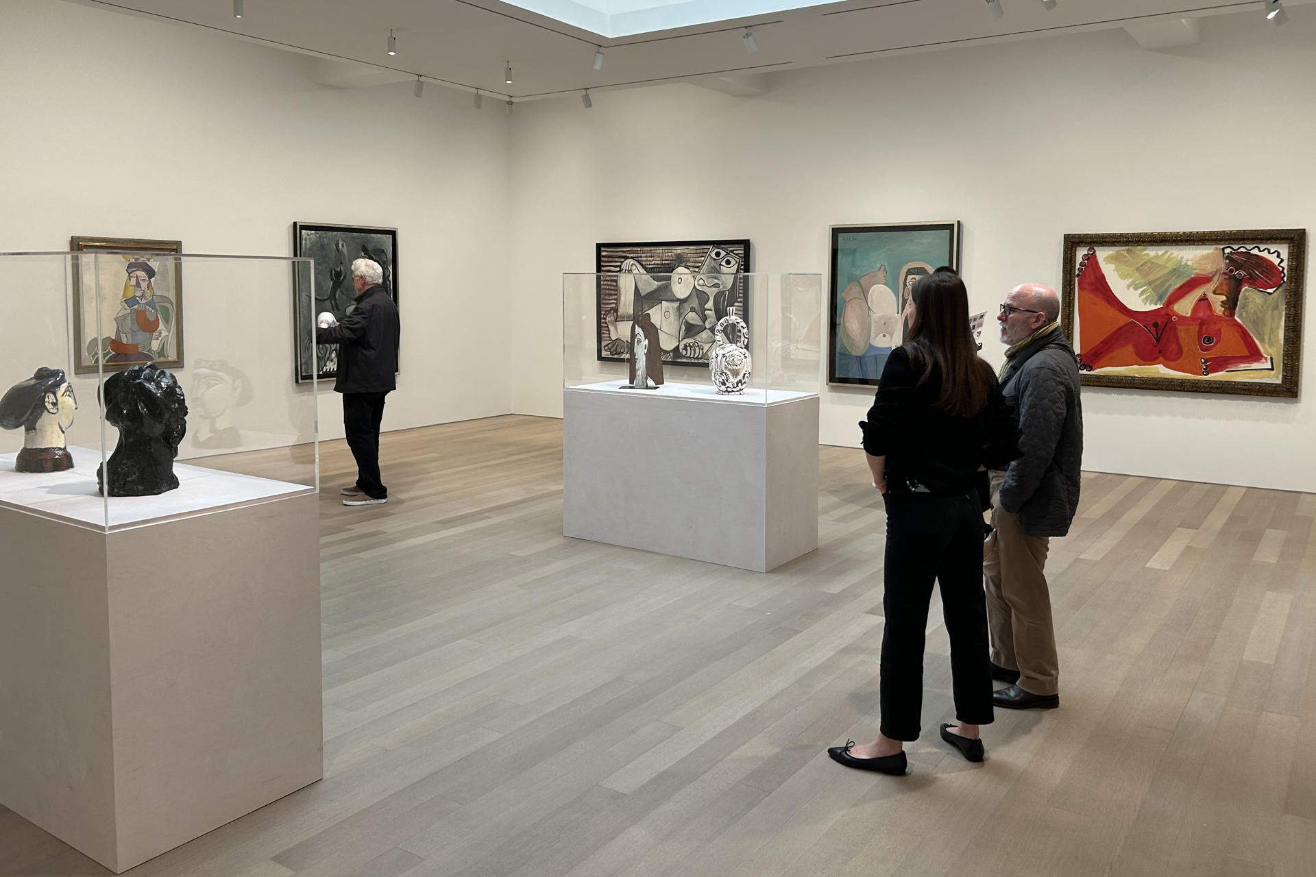 Personas observan algunas obras del pintor y escultor español, Pablo Picasso, durante la exhibición 'Picasso tête-à-tête' este viernes, en la Galería Gagosian de Nueva York (Estados Unidos). EFE/ Javier Otazu