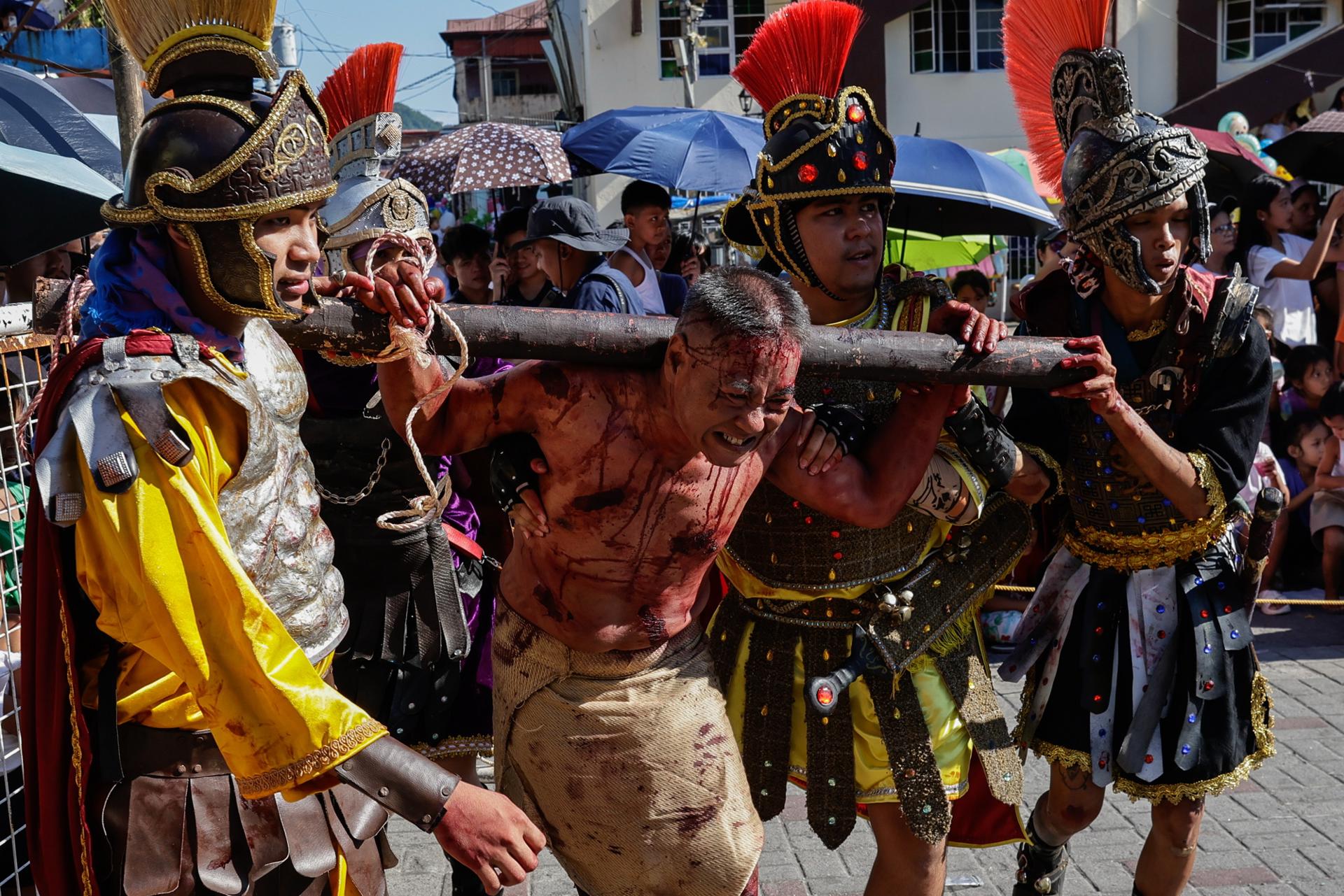 Paete (Filipinas).- Personas observan cómo penitentes católicos representan la crucifixión y muerte de Jesucristo, en la ciudad de Paete, provincia de Laguna, Filipinas, el 17 de abril de 2025. EFE/EPA/ROLEX DELA PENA