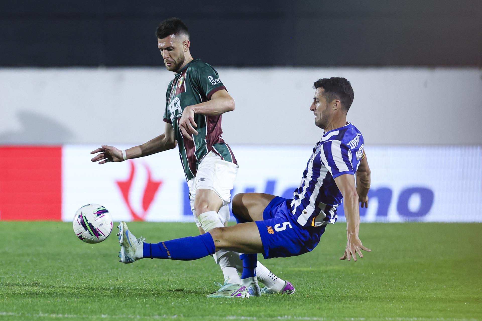 El jugador español del Oportp, Iván Marcano (dch) , durante el partido ante el Estrela da Amadora el pasado día 26. EFE/JOSE SENA GOULAO