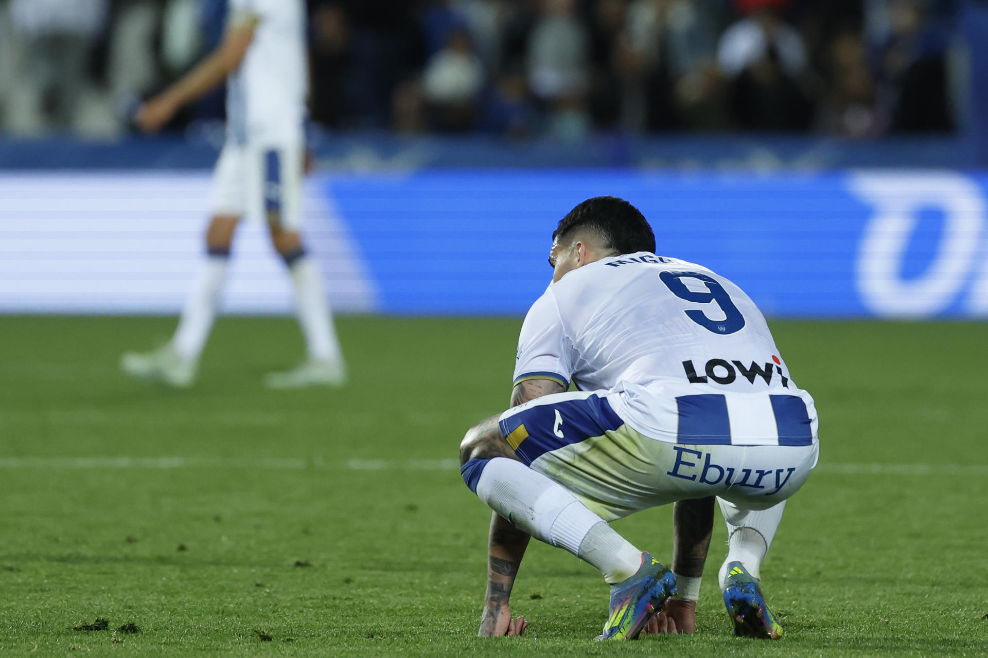 El delantero del Leganés Miguel de la Fuente, al término del partido de LaLiga en Primera División que CD Leganés y CA Osasuna han disputado este lunes en el Estadio Municipal de Butarque. EFE/Juanjo Martín