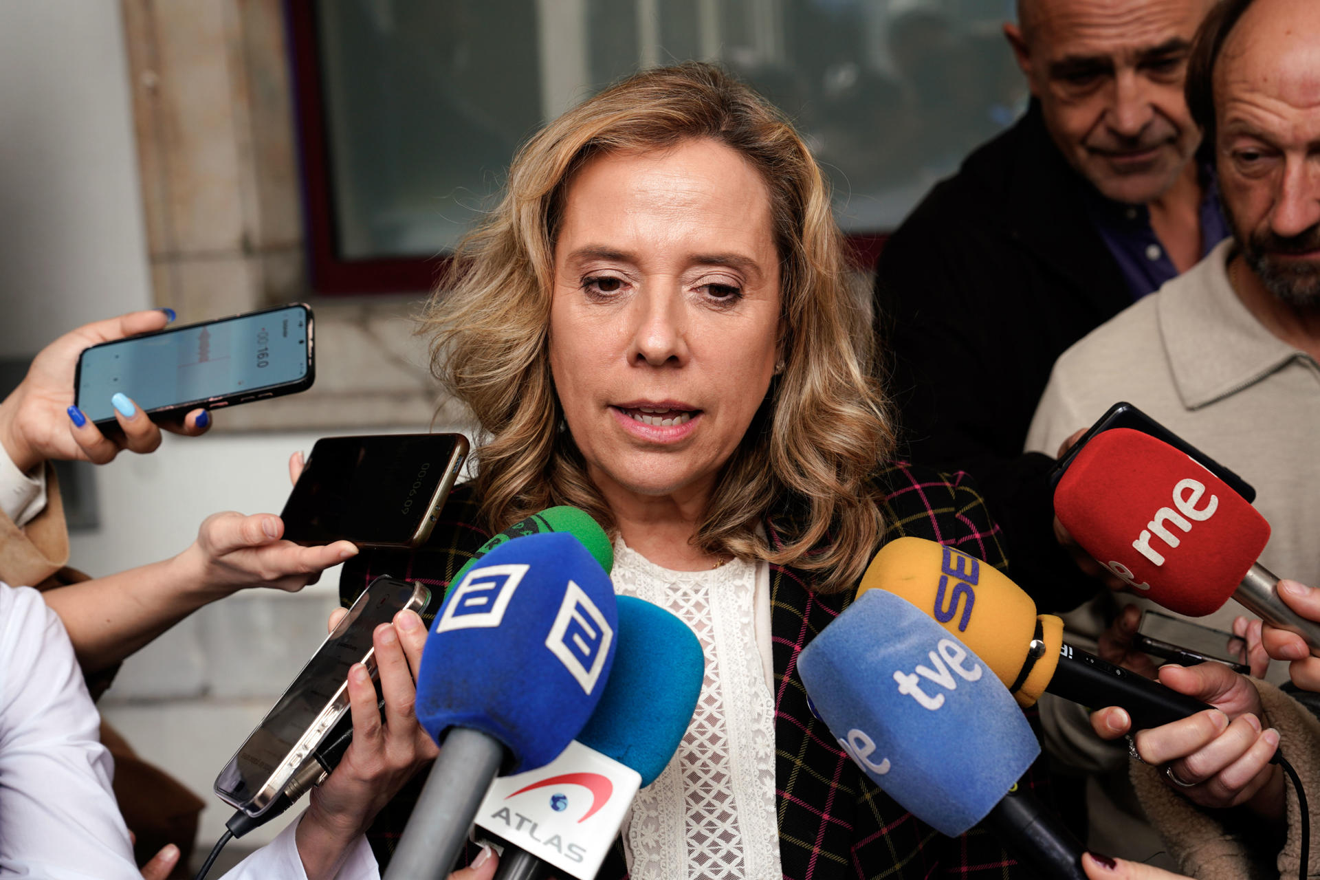 La consejera de Transición Ecológica, Industria y Comercio, Belarmina Díaz, atiende a los medios de comunicación tras la reunión de la Comisión Regional de Seguridad Minera de Asturias. EFE/ Paco Paredes
