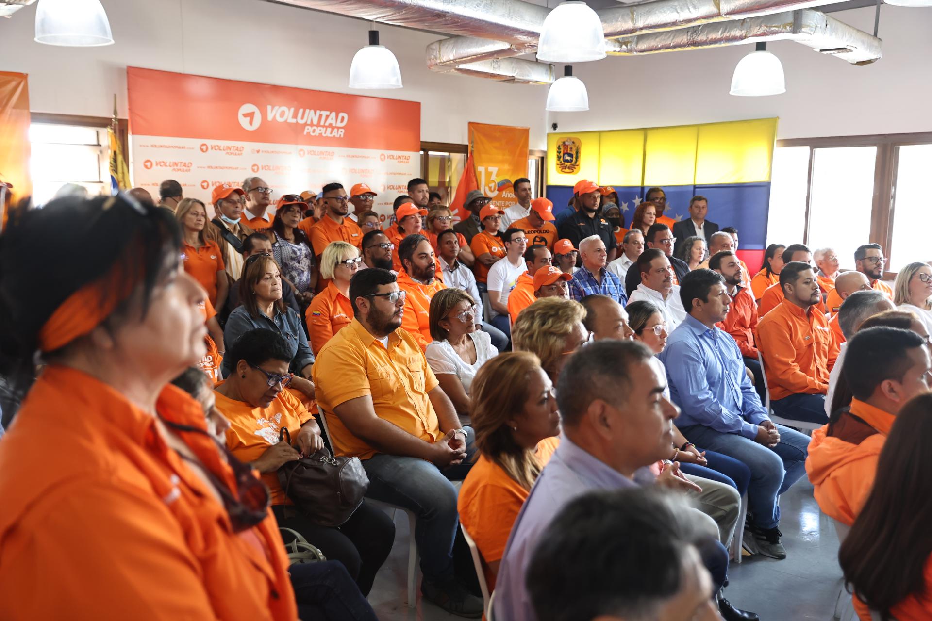 Fotografía de archivo de un grupo de militantes del partido opositor de Venezuela Voluntad Popular (VP), en Caracas (Venezuela). EFE/Miguel Gutiérrez