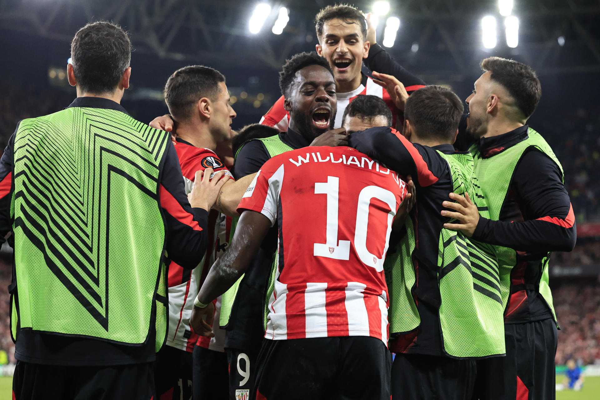 El delantero del Athletic Club Nico Williams celebra con sus compañeros el segundo gol de su equipo durante el partido de vuelta de los cuartos de final de la Liga Europa que Athletic Club y Glasgow Rangers FC disputan hoy jueves en el estadio de San Mamés. EFE/ Miguel Toña