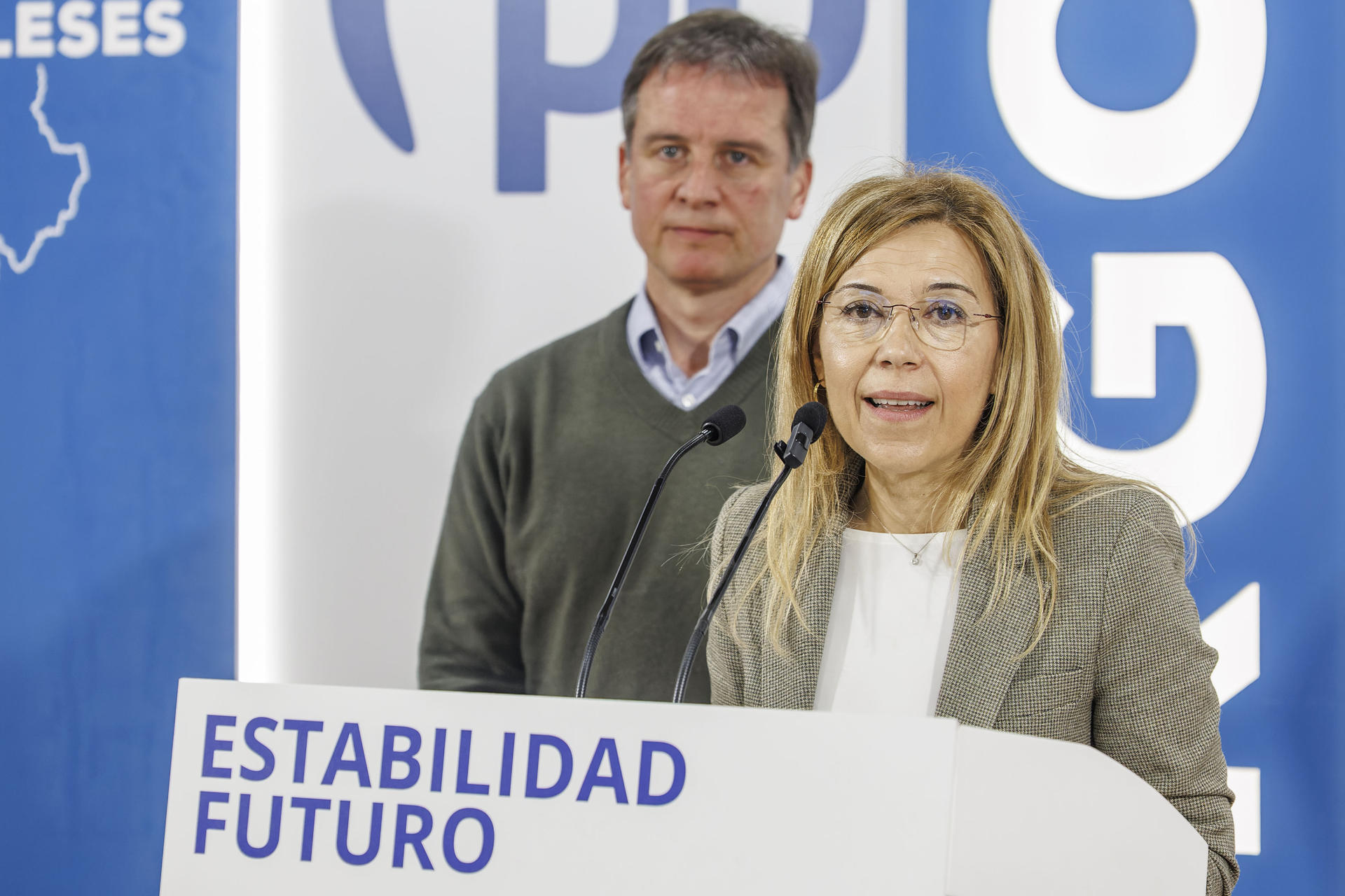La vicesecretaria de Igualdad, Conciliación y Política Social del PP, Ana Alós (c), ofrece declaraciones tras reunirse este sábado, con mujeres del Partido Popular de Burgos. EFE/ Santi Otero