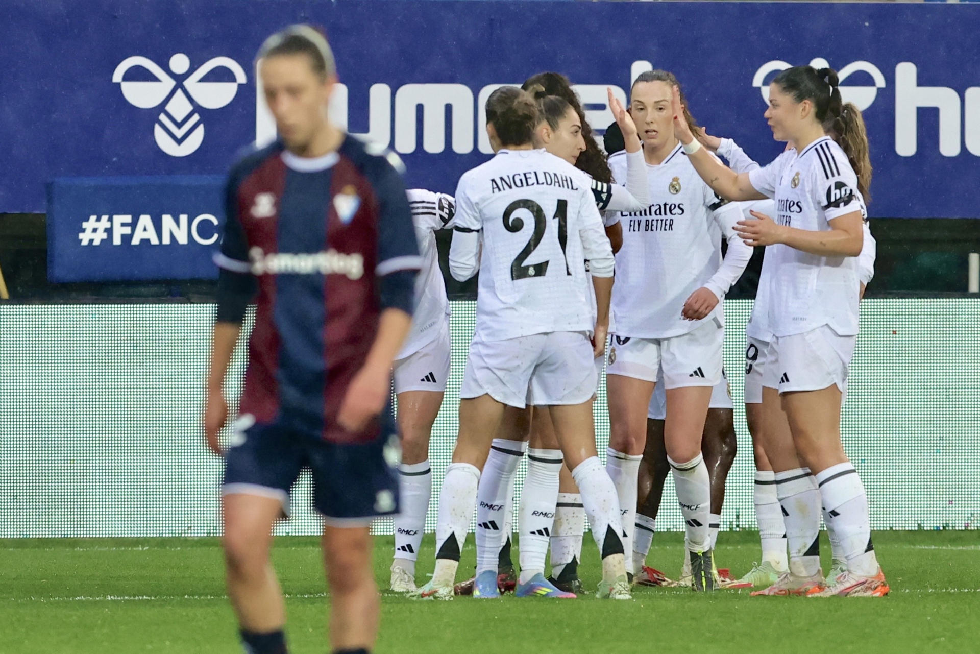 Las jugadoras del Real Madrid celebran un gol durante el partido de la Liga F entre SD Eibar y Real Madrid celebrado este sábado en el Estadio Municipal de Ipurúa. EFE/ Javi Colmenero
