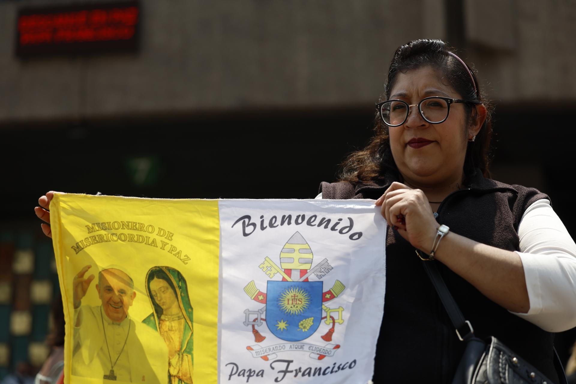 Una persona sosteniendo un cartel con la imagen del papa Francisco acude a la Basílica de Guadalupe, este lunes en Ciudad de México (México). EFE/ Sáshenka Gutiérrez