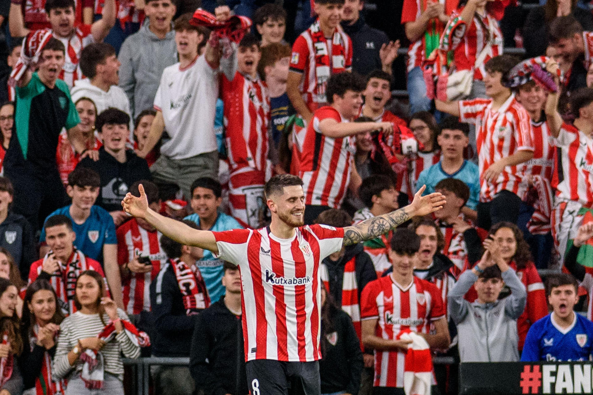 El centrocampista del Athletic Club de Bilbao Oihan Sancet (c) celebra marcar el tercer gol del equipo, durante el partido de LaLiga que Athletic Club y Rayo Vallecano disputaron en el estadio de San Mamés, en Bilbao. EFE/Javier Zorrilla