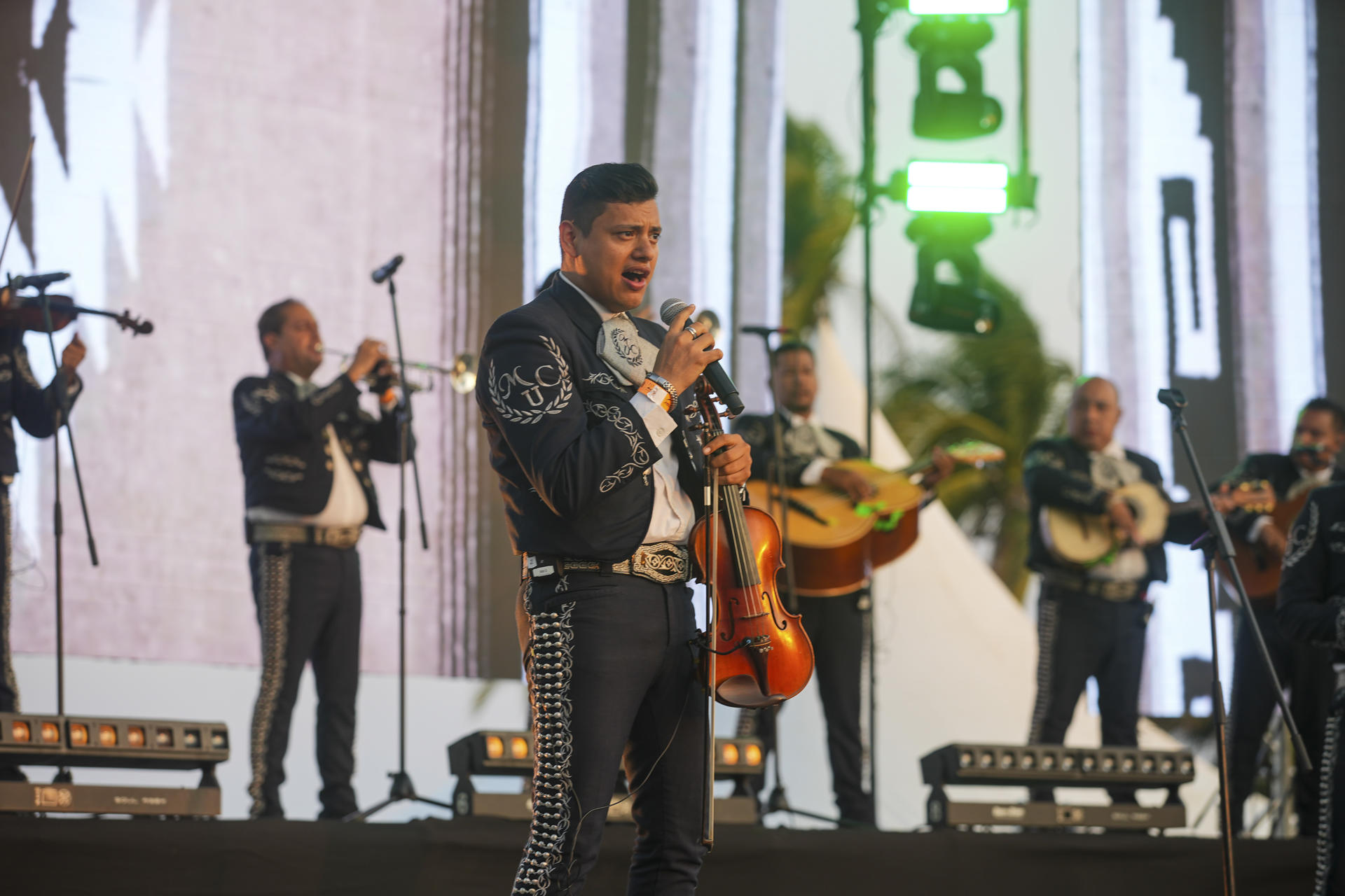Bailarines y músicos participan en la inauguración de la primera Cumbre del Mariachi de México este jueves, en Acapulco (México). EFE/ David Guzmán