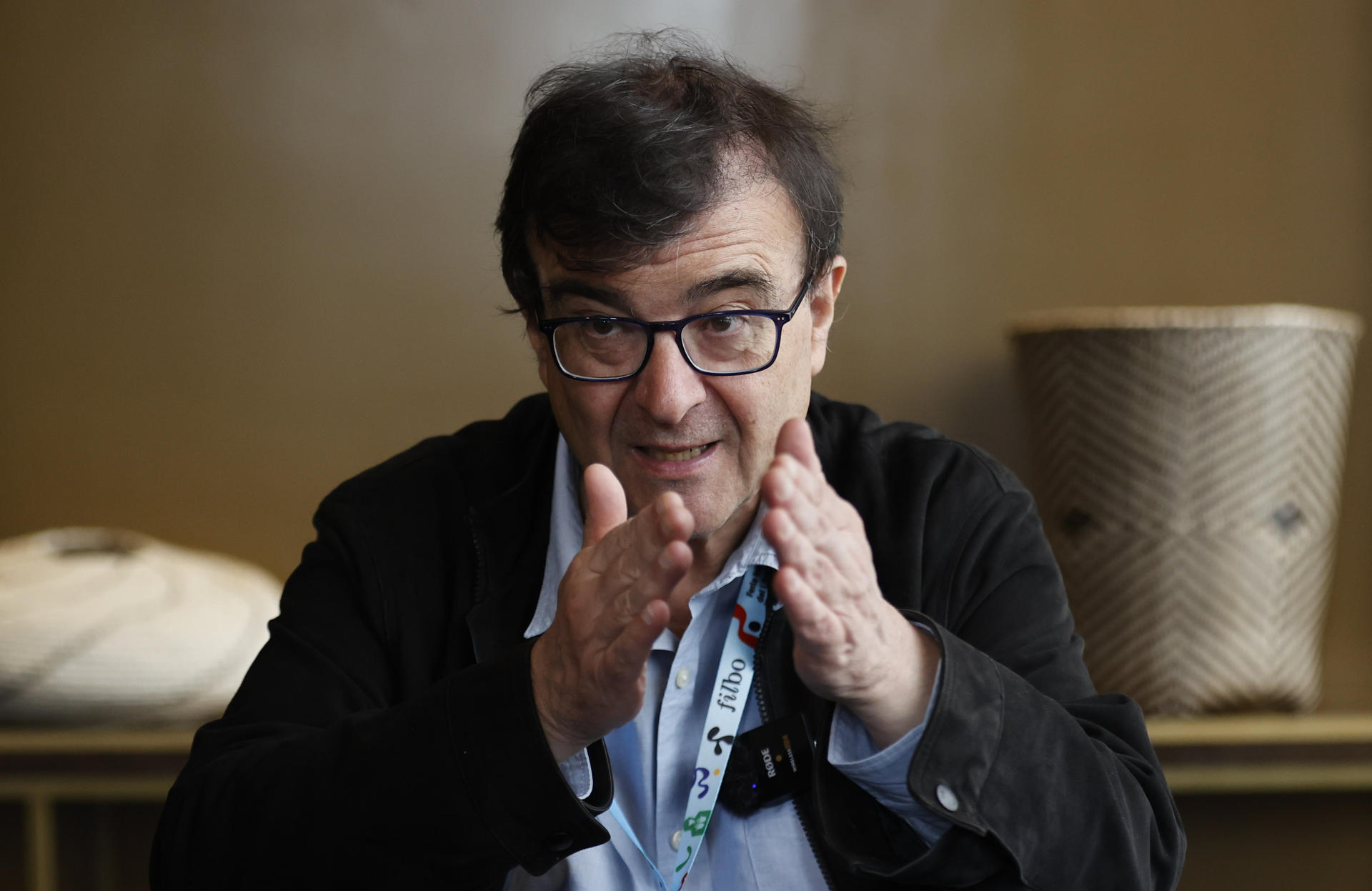 Fotografía del 26 de abril de 2025 del escritor español Javier Cercas hablando durante una entrevista con EFE en la XXXVII Feria Internacional del Libro de Bogotá (FilBo) en Bogotá (Colombia). EFE/ Mauricio Dueñas Castañeda