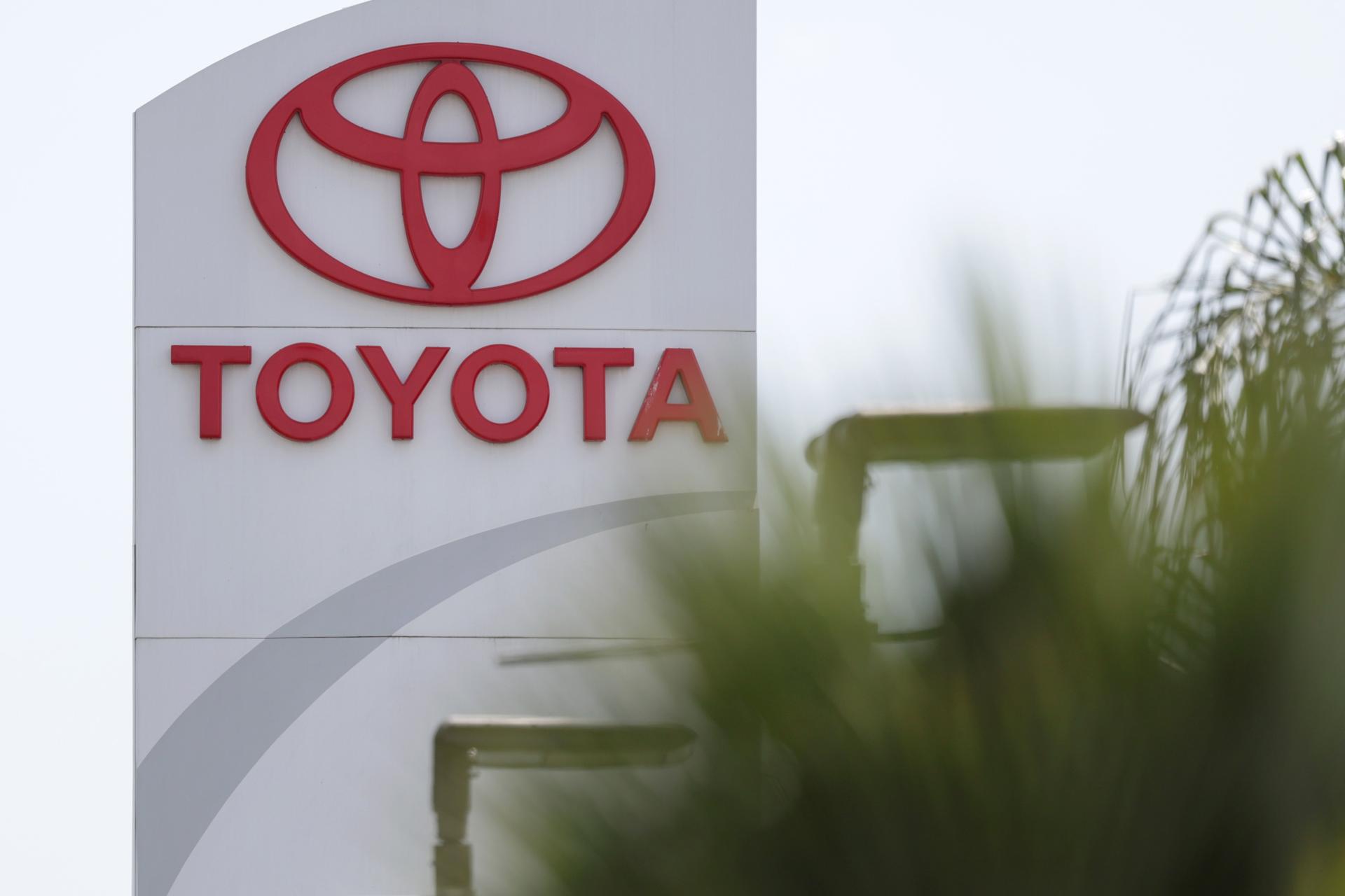 Fotografía de archivo que muestra un cartel de Toyota en un concesionario de vehículos. EFE/EPA/ALLISON DINNER