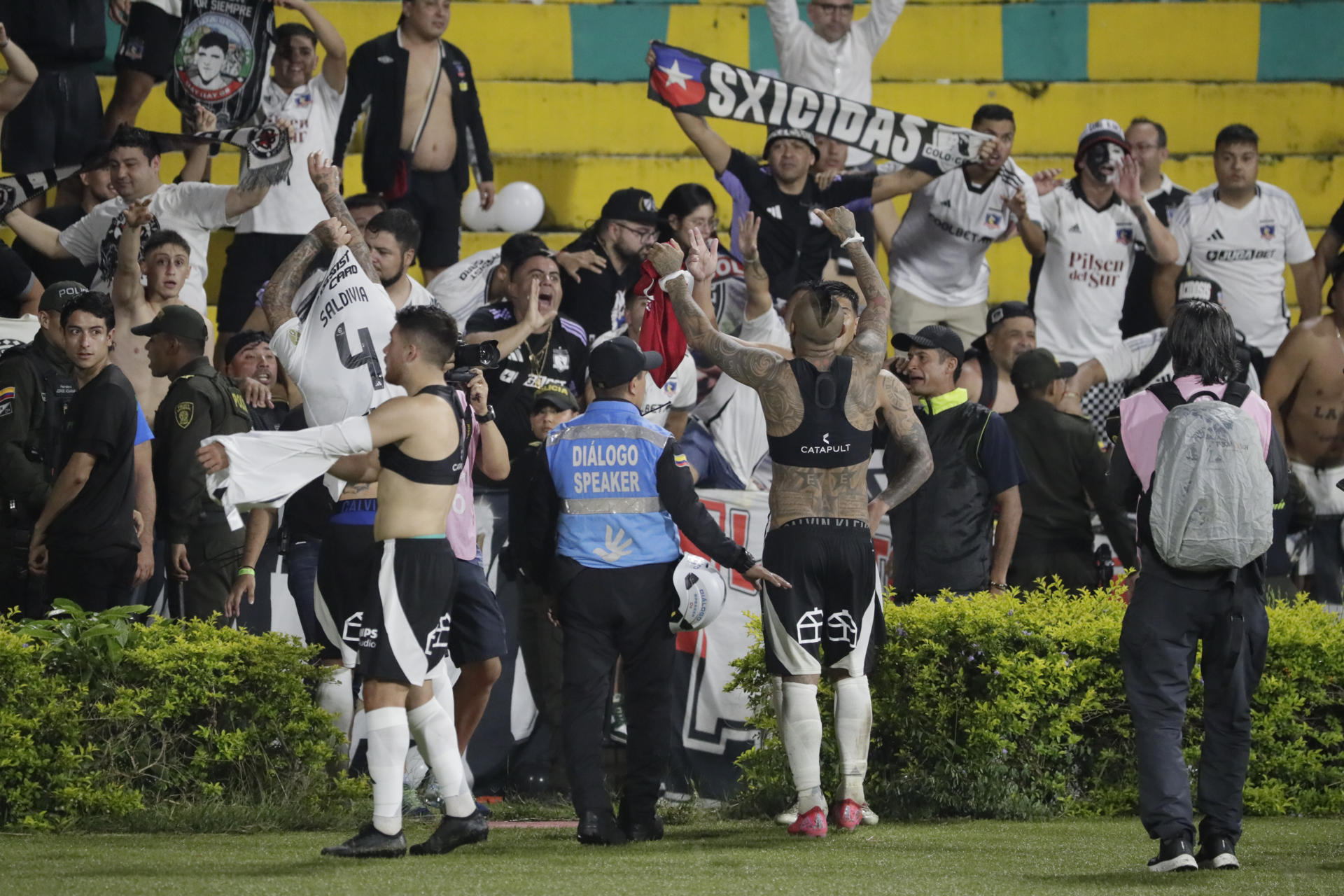Imagen de archivo de jugadores de Colo Colo saludan sus hinchas en una imagen de archivo. EFE/ Carlos Ortega