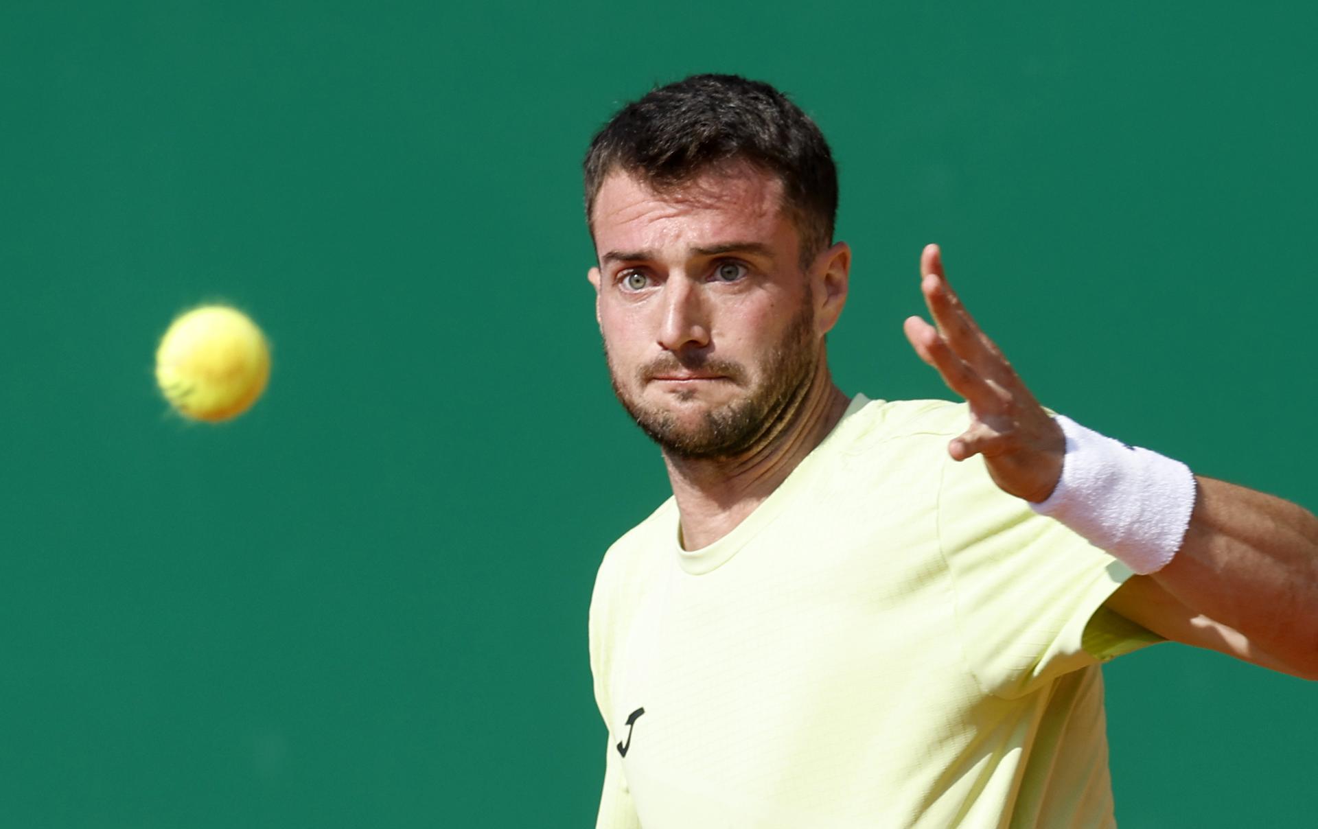 Pedro Martínez, durante su partido de primera ronda contra el italiano Lorenzo Sonego en el Masters de Montecarlo. EFE/EPA/SEBASTIEN NOGIER