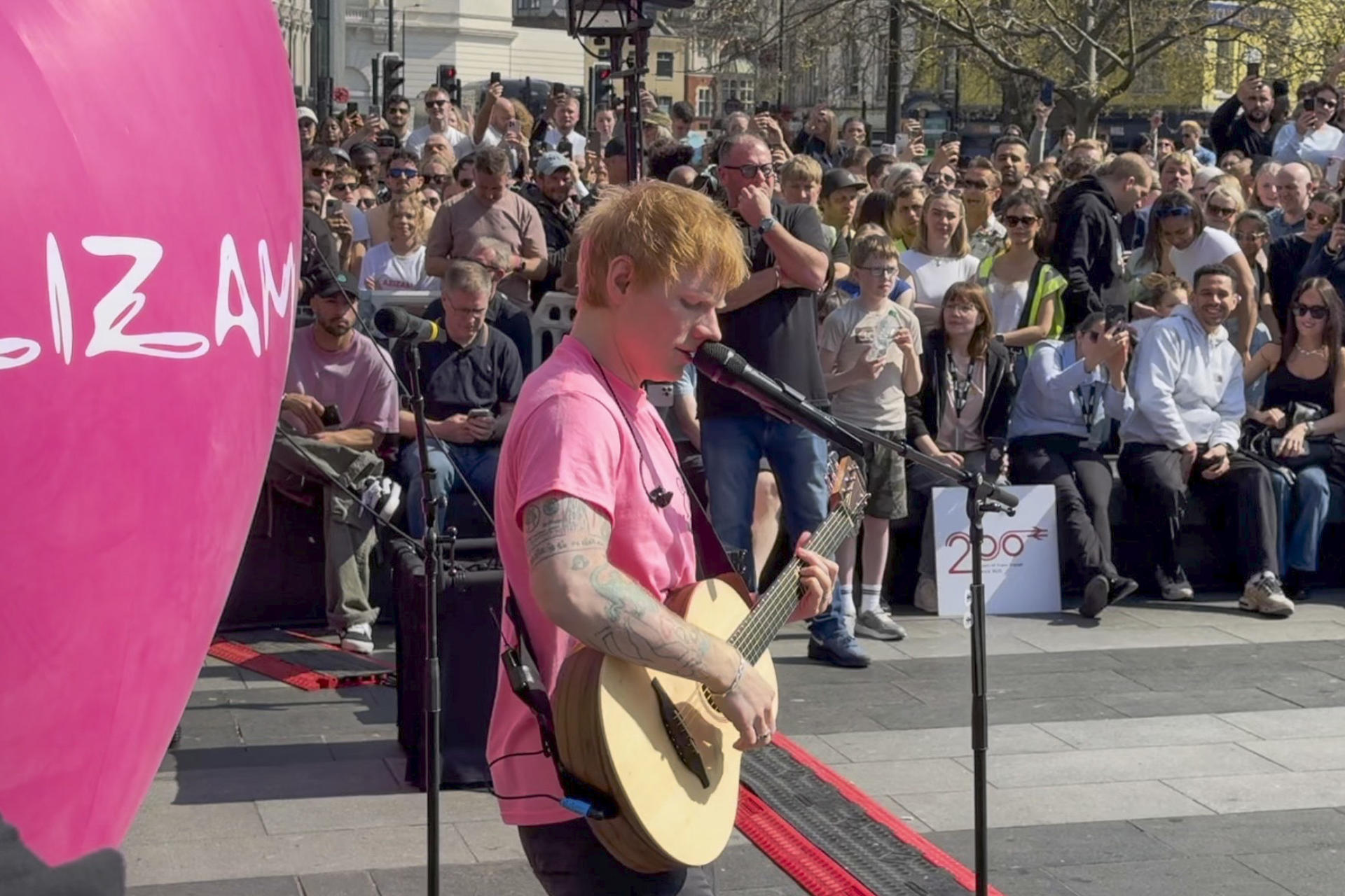 El artista británico Ed Sheeran dio este viernes un concierto sorpresa en Londres con motivo del lanzamiento de su nuevo sencillo 'Azizam'. Tras avisar con una escueta publicación en redes sociales, el cantante apareció este mediodía frente a la estación de trenes de King's Cross y actuó, para el deleite de centenares de personas, con un repertorio que incluyó algunos de los temas más destacados de su discografía. EFE/ Raúl Bobé