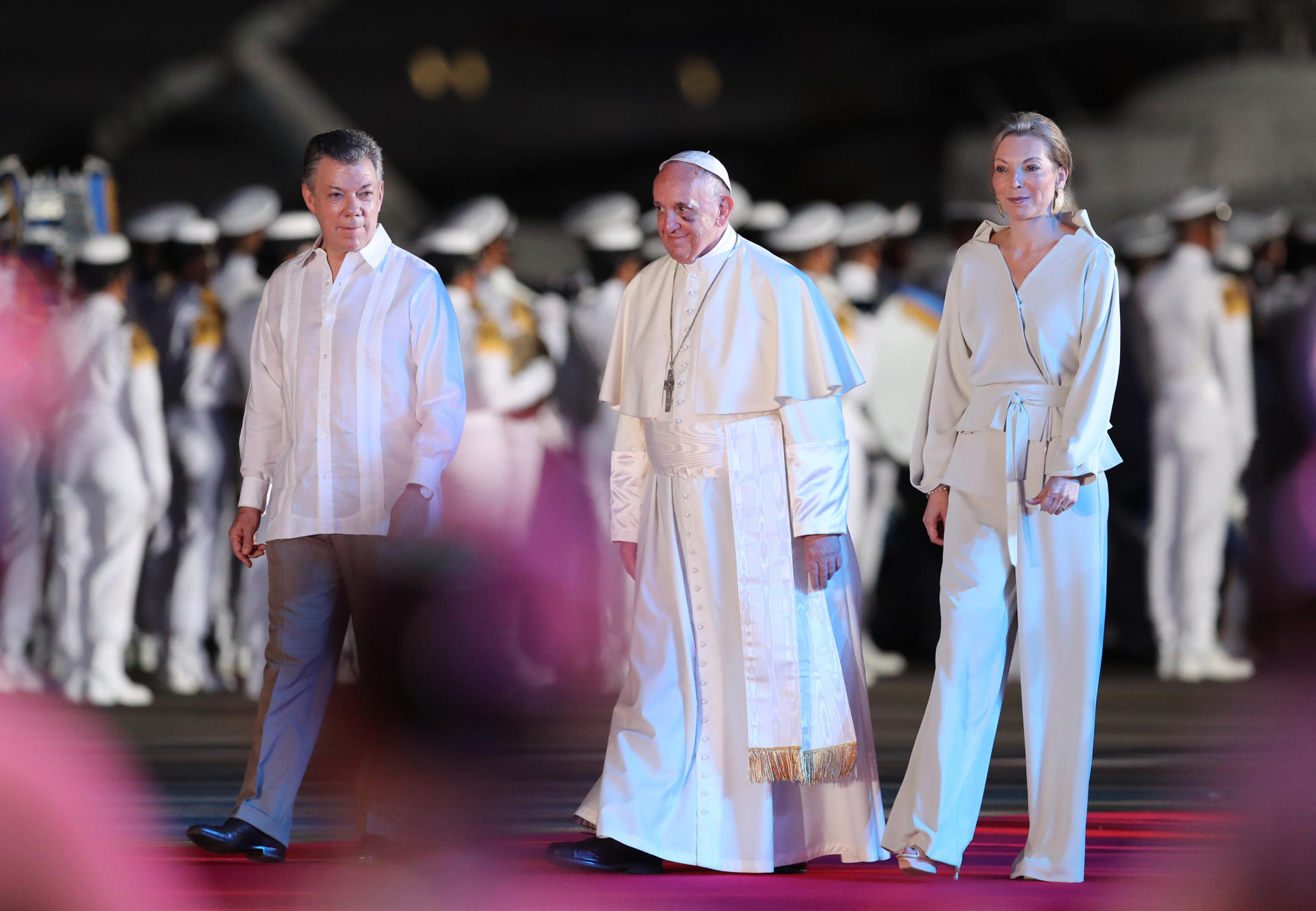 Fotografía de archivo del papa Francisco (c) acompañado por el expresidente de Colombia, Juan Manuel Santos (i) y la exprimera dama María Clemencia Rodríguez (d). EFE/Leonardo Muñoz