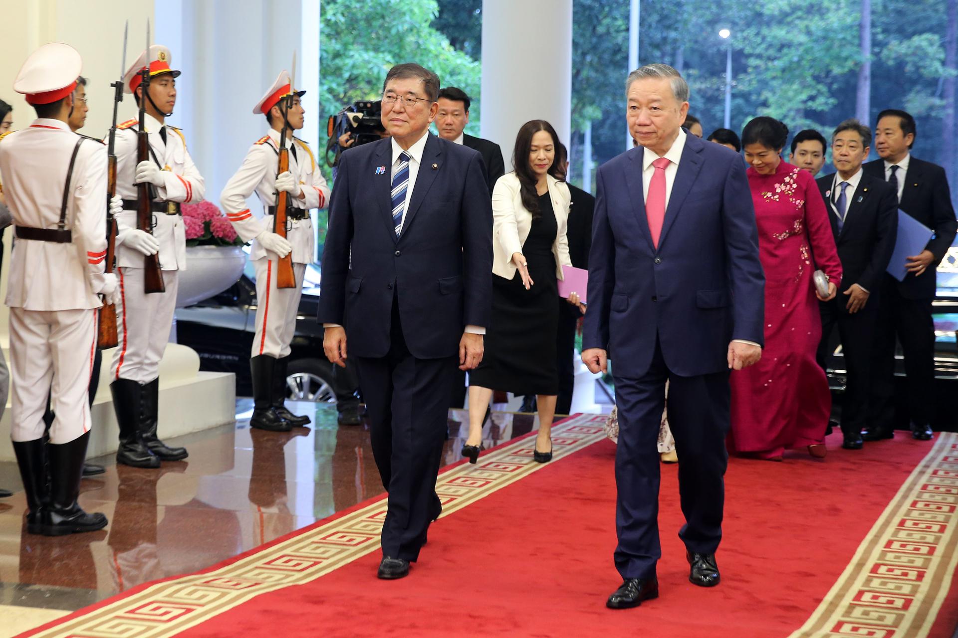 HANOI (Viet Nam), 27/04/2025.- Vietnamese General Secretary of the Communist Party To Lam (R) and Japanese Prime Minister Shigeru Ishiba (L) walk at the Office of the Party Central Committee in Hanoi, Vietnam, 27 April 2025. The Japanese prime minister is on an official visit to Vietnam from 27 to 29 April 2025. (Japón) EFE/EPA/LUONG THAI LINH
