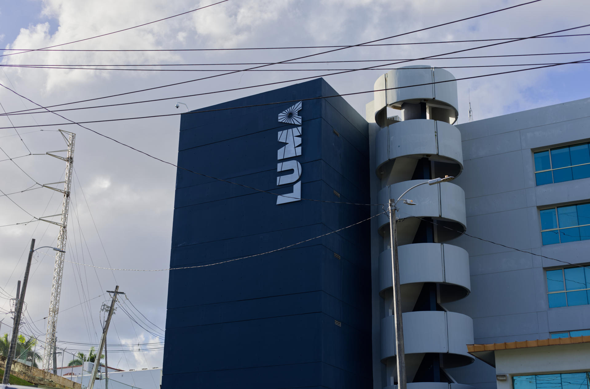 Vista general este miércoles, 16 de abril, de un sector de la fachada principal de las instalaciones de la subestación eléctrica de Monacillos, operad por Luma Energy, en San Juan (Puerto Rico). EFE/Thais Llorca