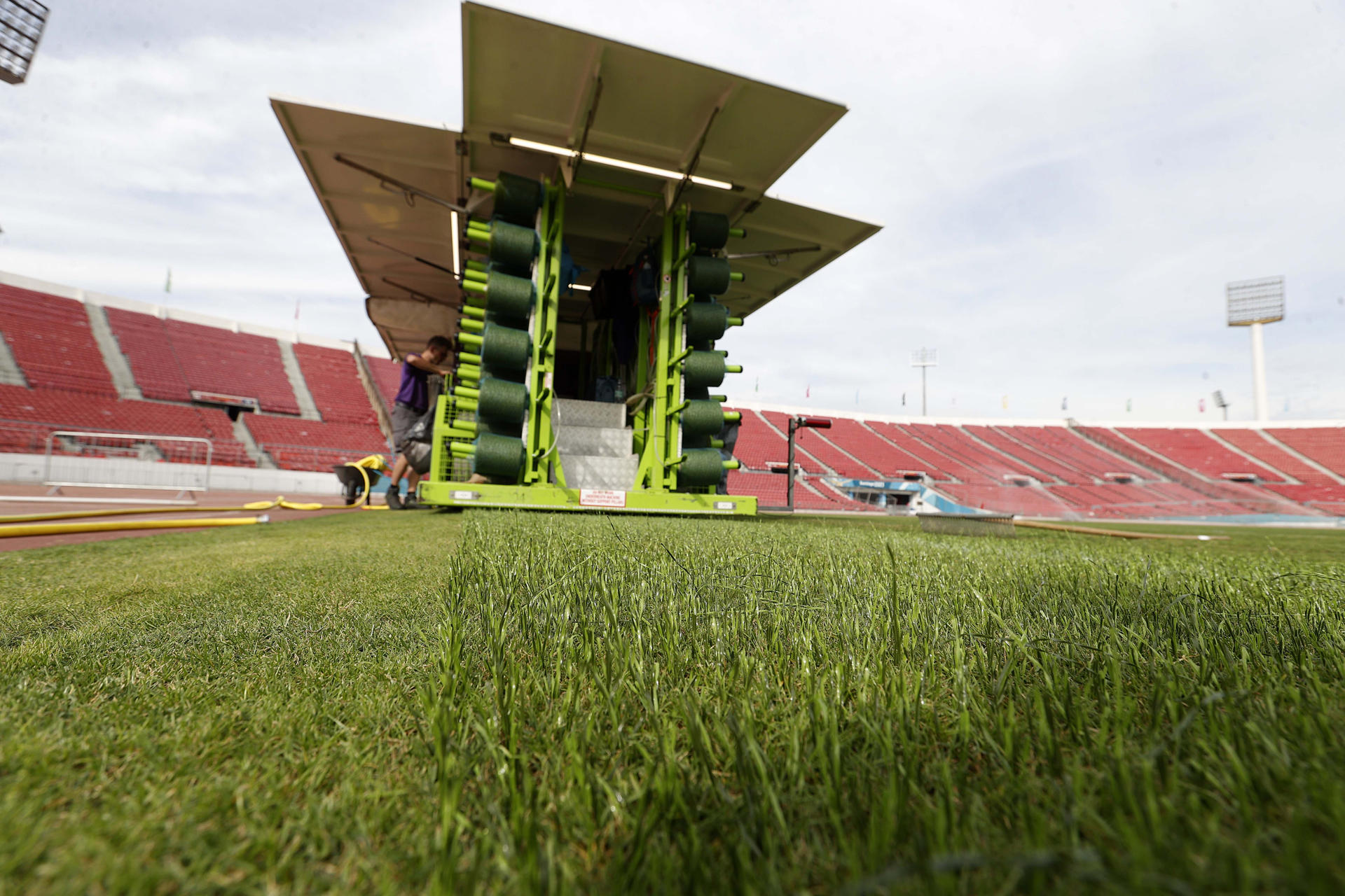 Fotografía cedida por la Federación de Fútbol de Chile de los trabajos de transformación a pasto híbrido de la cancha del Estadio Nacional. EFE/Federación de Fútbol de Chile