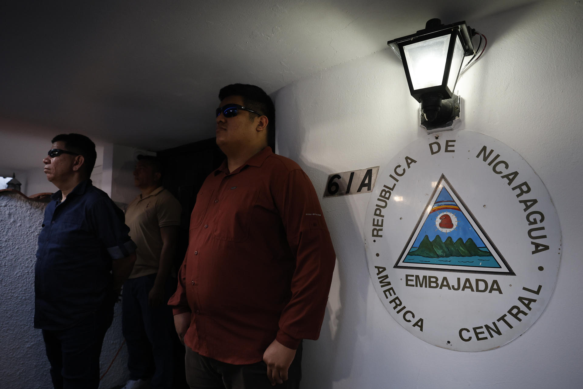 Agentes de seguridad privada custodian la embajada de Nicaragua este lunes, en Ciudad de Panamá (Panamá). EFE/ Bienvenido Velasco