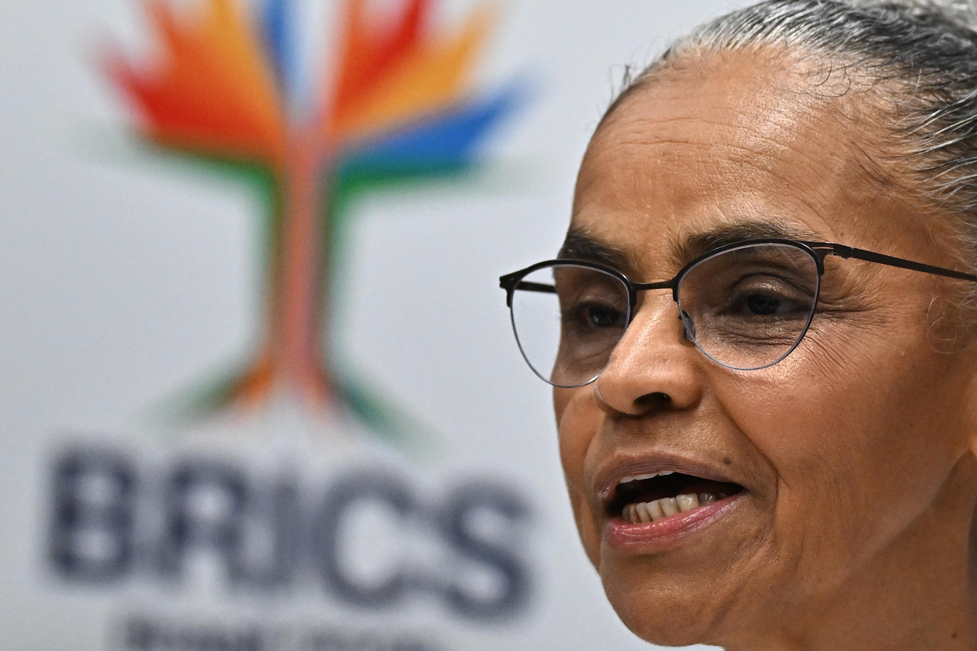 La ministra de Medio Ambiente de Brasil, Marina Silva, habla en una conferencia de prensa luego de una reunión con ministros de Medio Ambiente de los países de BRICS, este jueves, en el Palacio Itamaraty, Brasilia (Brasil). EFE/Andre Borges