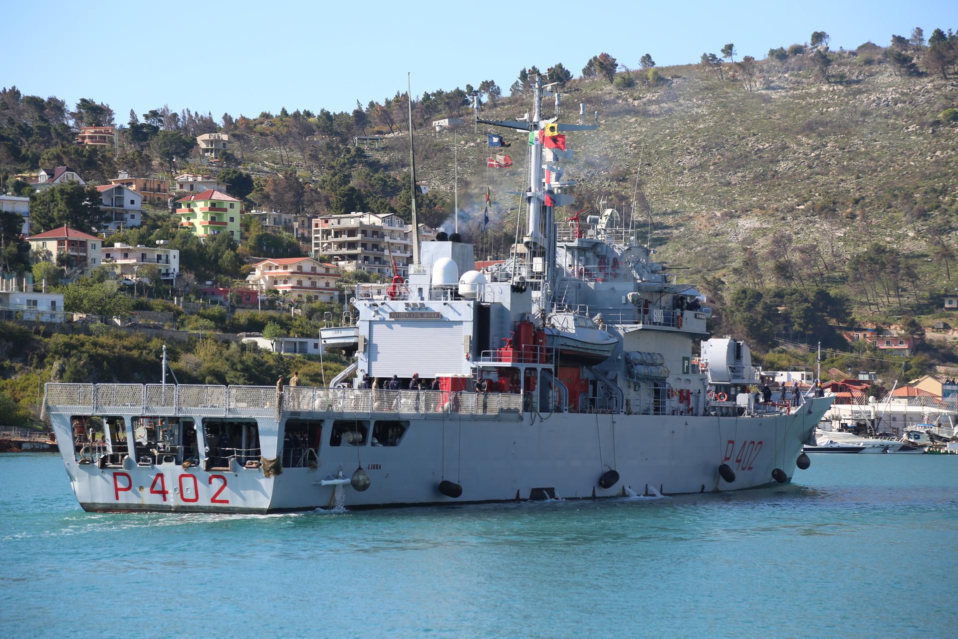 El barco de la marina italiana Libra llega a Shengjin, Albania, el 11 de abril de 2025. El buque de la Marina Libra zarpó de Brindisi con 40 migrantes a bordo, quienes llegaron recientemente a un centro de estancia y repatriación (CPR), y el gobierno italiano ha ordenado su traslado a una instalación en Gjader, Albania. (Italy) EFE/EPA/MALTON DIBRA