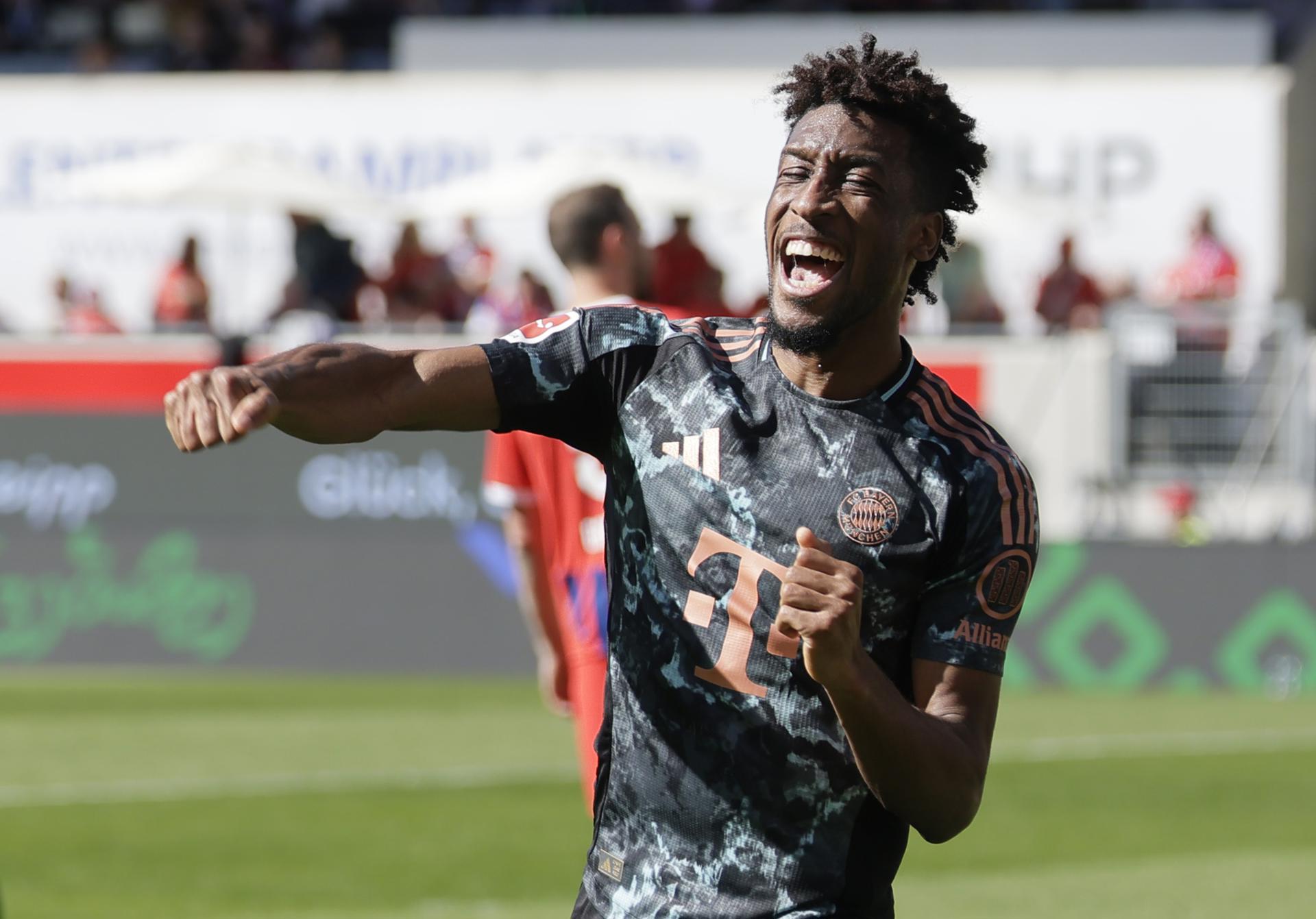 El jugador francés Kingsley Coman, del Bayern Múnich, celebra el 3-0 durante el partido de la Bundesliga que han jugado 1. FC Heidenheim 1846 y FC Bayern Munich en Heidenheim, Alemania. EFE/EPA/RONALD WITTEK