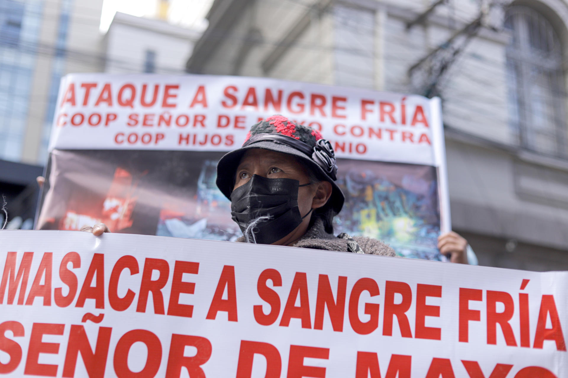 Personas se manifiestan durante una protesta de mineros este lunes en La Paz (Bolivia). EFE/ Gabriel Márquez